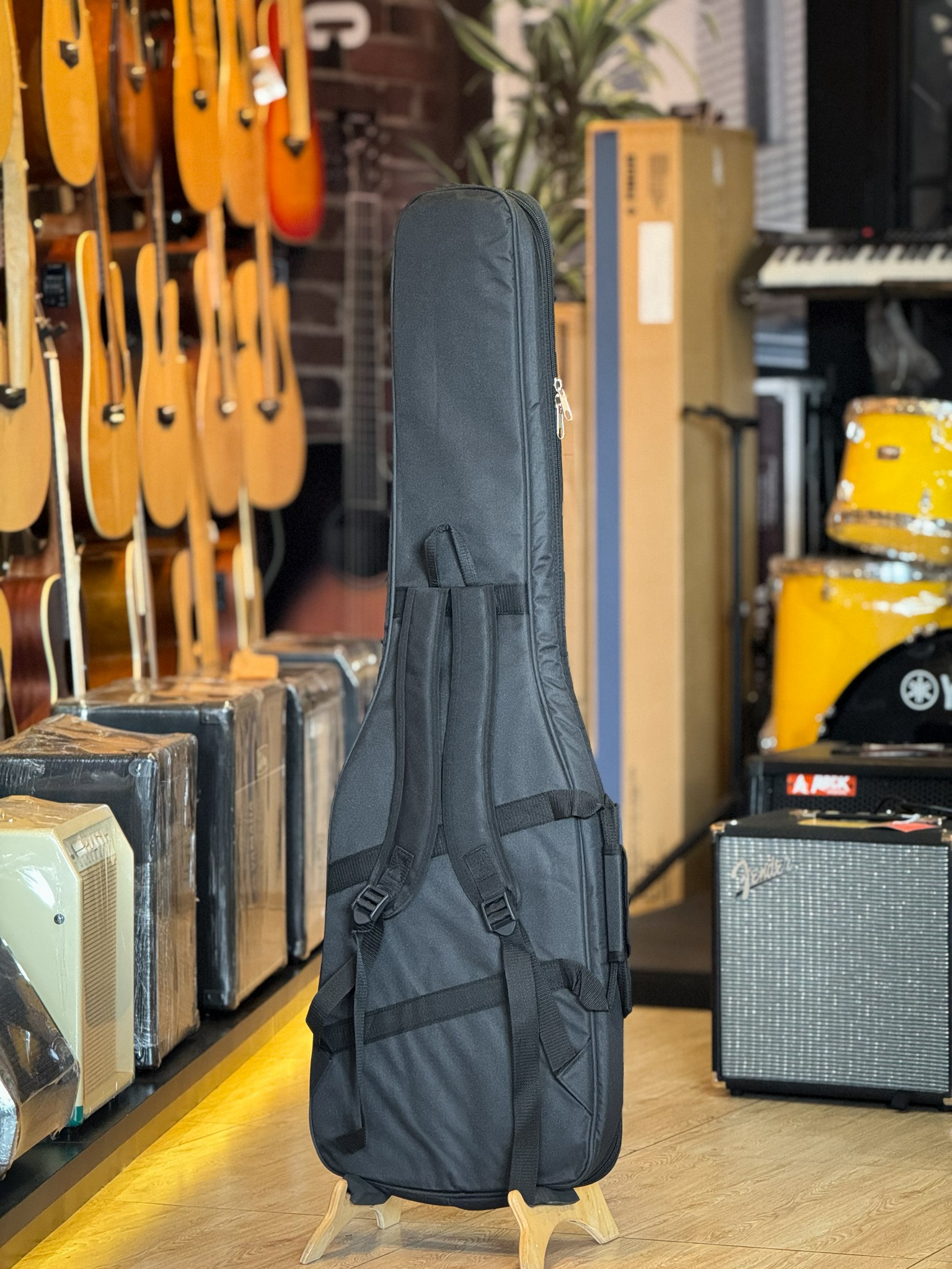 Fender กระเป๋าเบส บุฟองน้ำ 12 มิล (สายรัดคอ) สีดำ ซอฟเคสเบส บุฟองน้ำหนา 12 มิล มีช่องกระเป๋าด้านหน้า ถึงสองใบ พร้อมสายสะพายหลัง