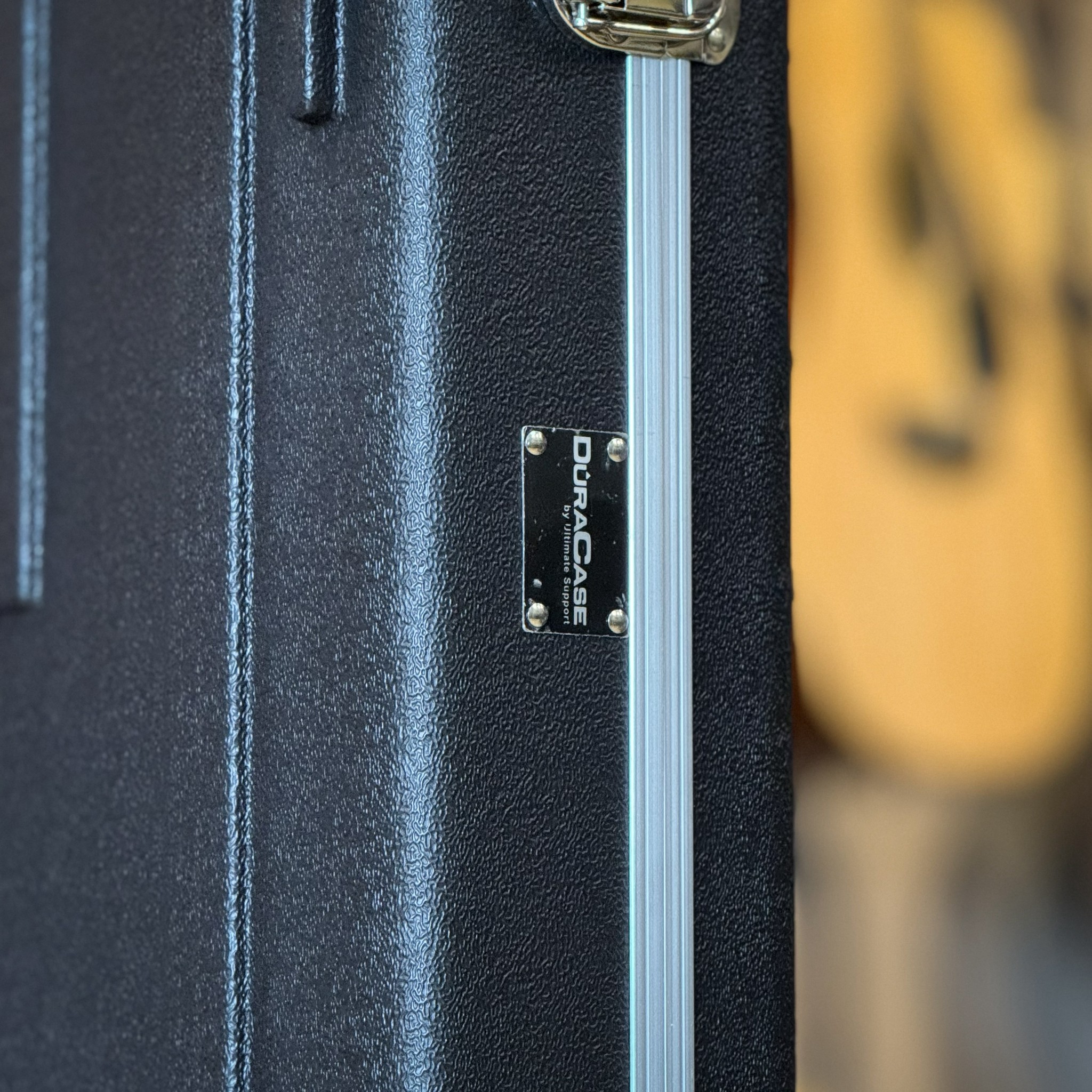 Duracase Hard case ฮาร์ดเคสกีตาร์ไฟฟ้า ลายคาร์บอน ตัวล็อคแข็งแีง ด้านในบุกำมะหยี่-พรมดำ