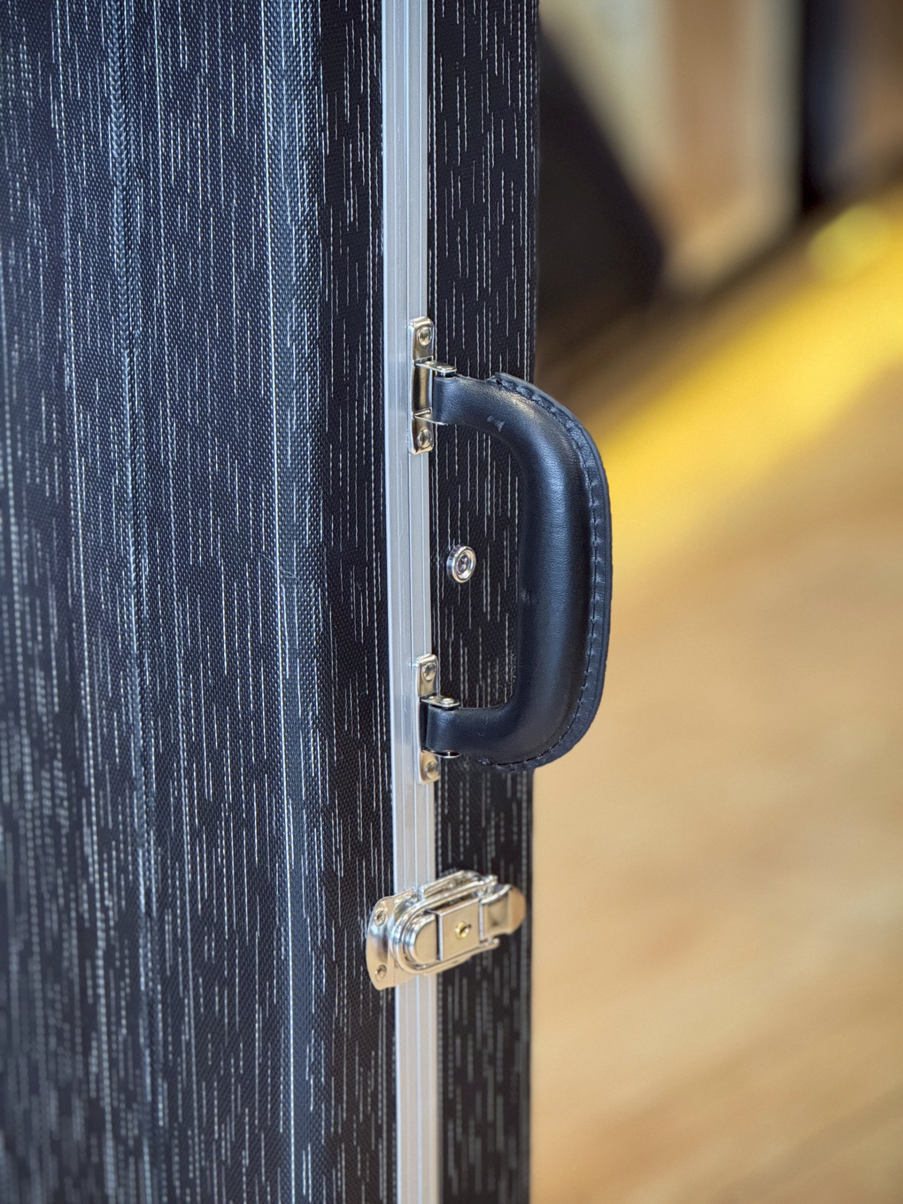 ฮาร์ดเคสกีต้าร์ไฟฟ้า Siam music EC-501 แข็งแรง ทนทาน ด้านในบุกำมะหยี่สีแดง