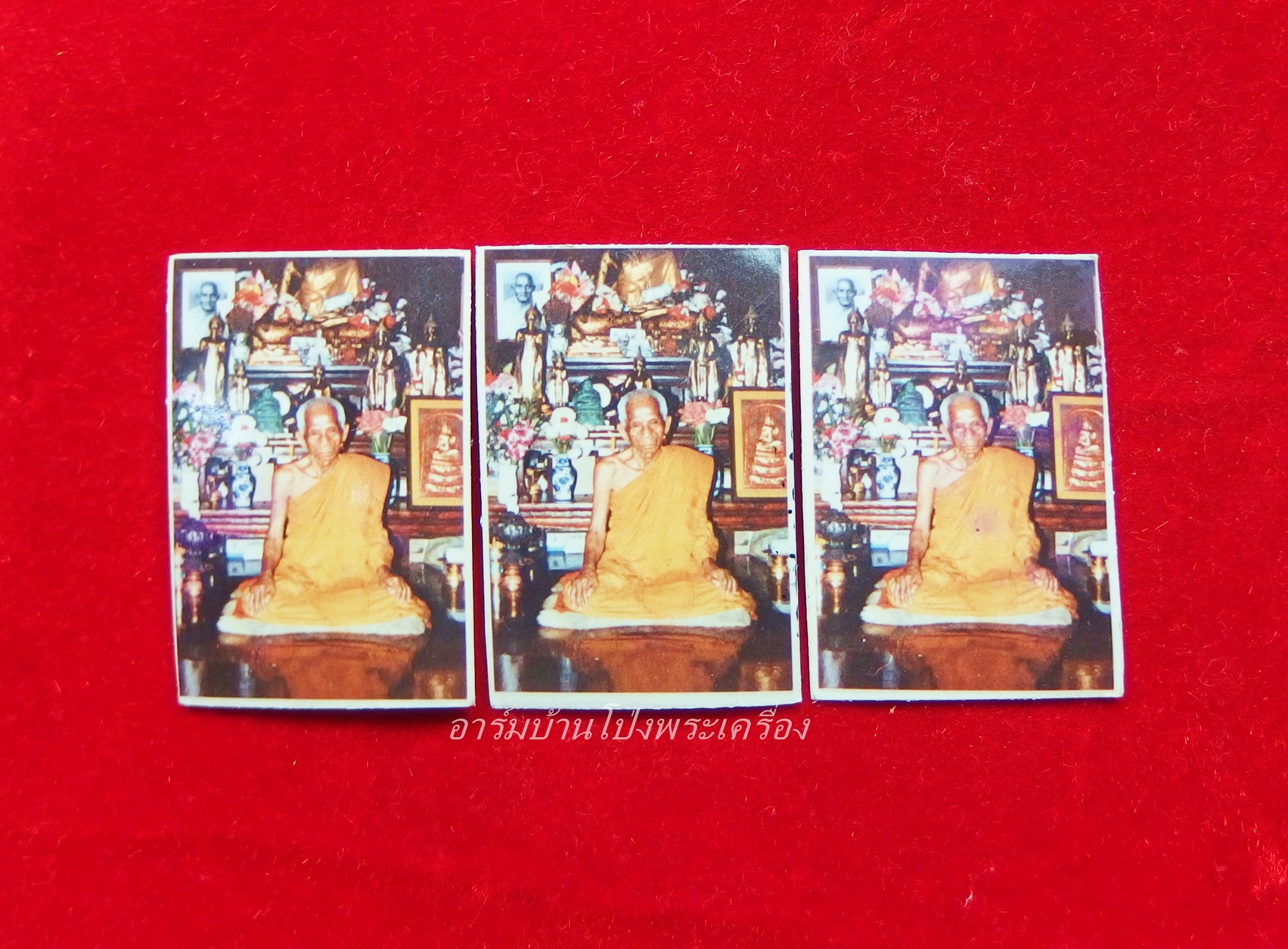 หลวงปู่ม่วง วัดยางงาม รูปถ่าย ขนาดห้อยคอ หลังปั๊มตรายาง จำนวน 3 ใบ(ชุดที่1)