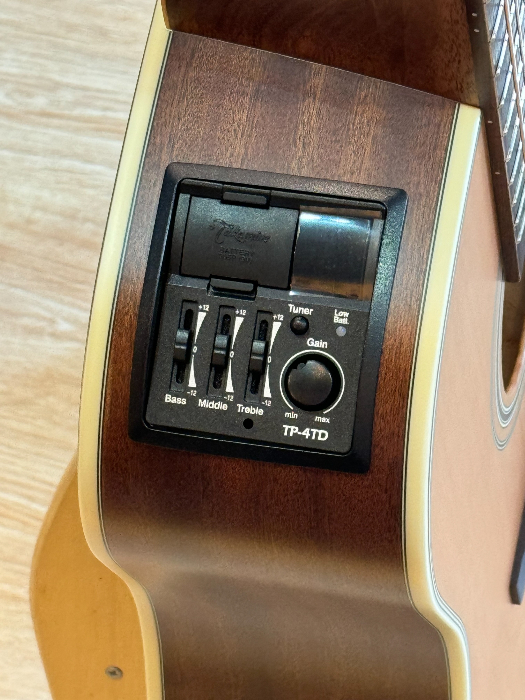 Takamine กีต้าร์โปร่งไฟฟ้า GD20CE หน้าไม้แท้ top solid สามารถปรับ EQ ได้ 3 ย่านเสียง