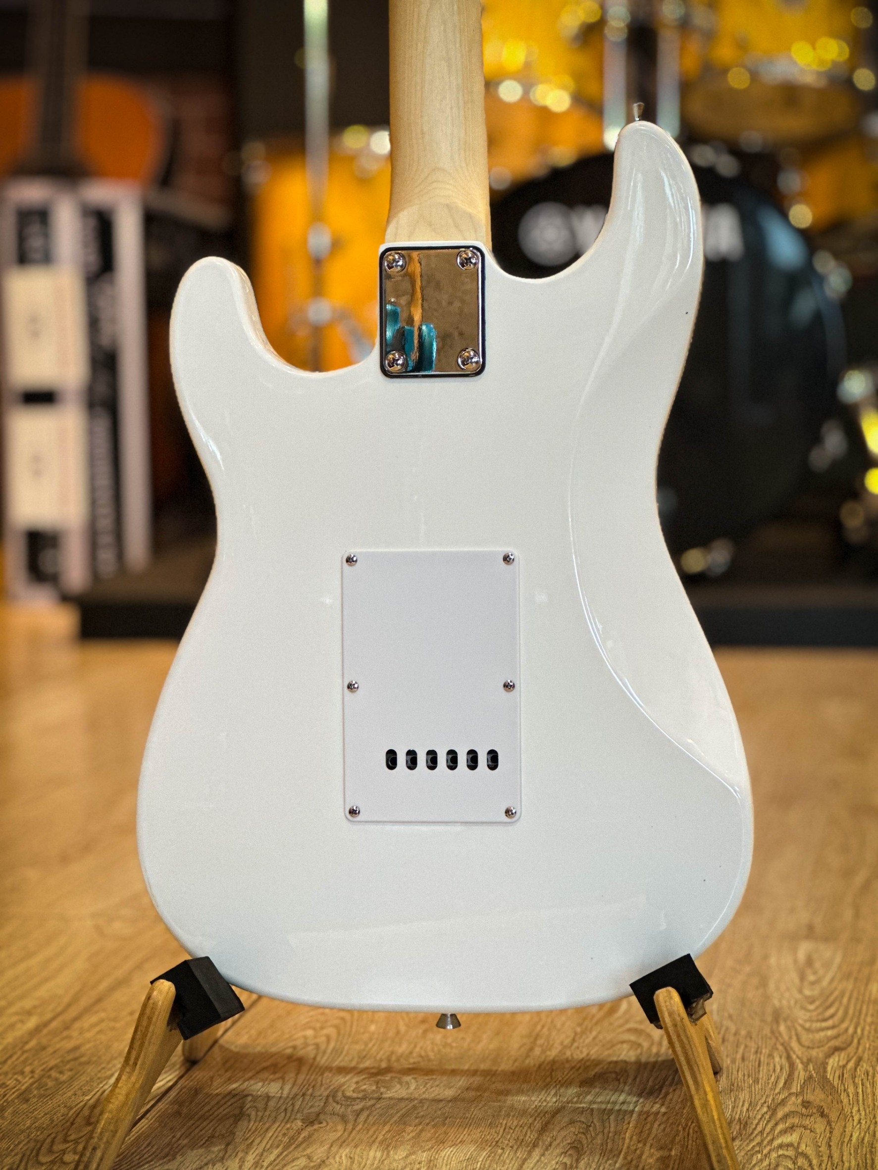 กีต้าร์ไฟฟ้า Siam music SM-02-F คอขาว สีขาว ปิ๊กอัพ HSS พร้อมเซต ตู้แอมป์ DE-20 ฟรี กระเป๋า สายแจ็ค ปิ๊ก2อัน