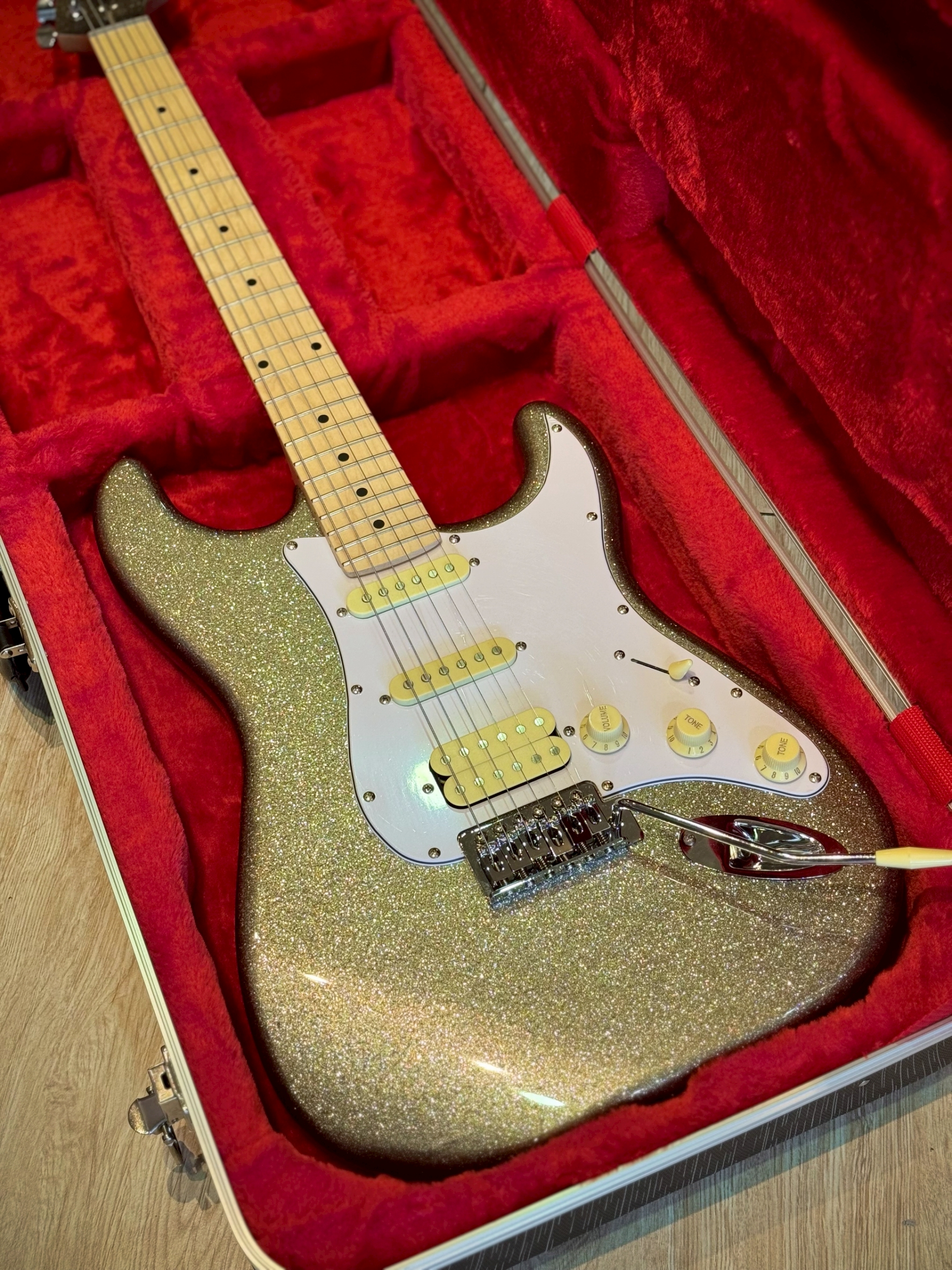 ฮาร์ดเคสกีต้าร์ไฟฟ้า Siam music EC-501 แข็งแรง ทนทาน ด้านในบุกำมะหยี่สีแดง