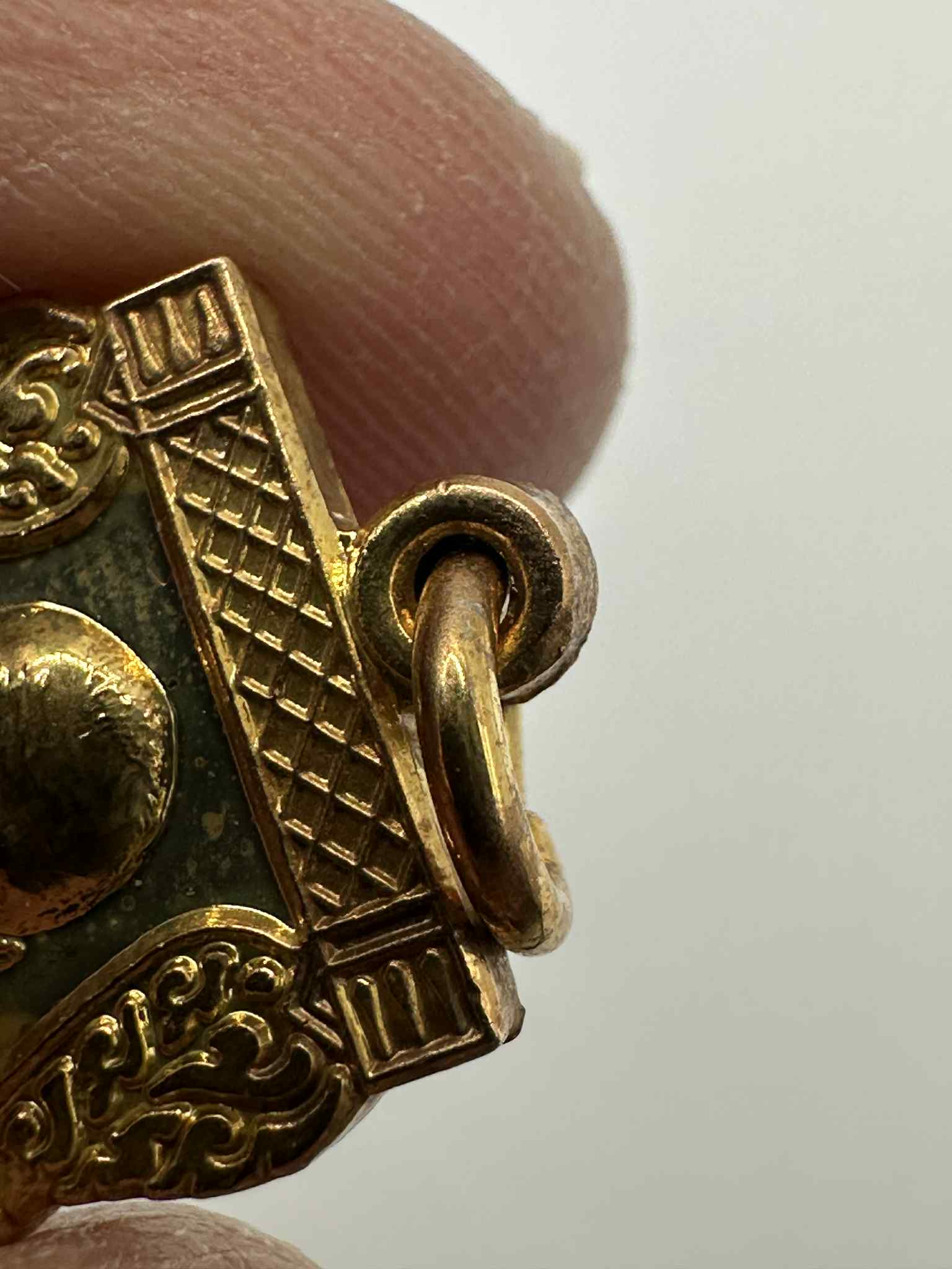 29.เหรียญกะไหล่ทอง อวยพร รุ่นเฮ็งตลอดปีดีตลอดไป หลวงพ่อเปิ่น วัดบางพระ นครปฐม