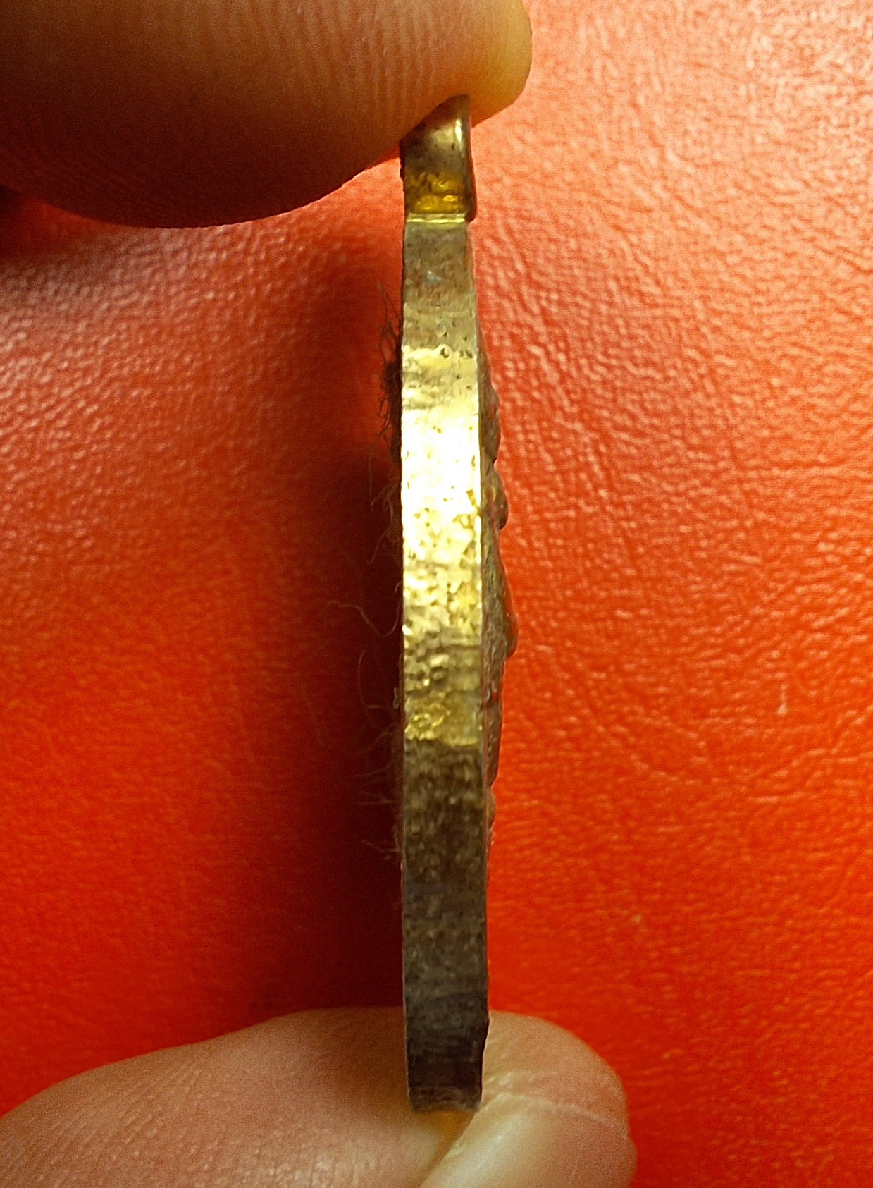 หลวงพ่อคูณ วัดบ้านไร่ รุ่นเพื่อชีวิต ปี๒๕๓๙ เนื้อกะไหล่ทองลงยาสีเขียว จัดสร้างโดยวงคาราบาว ด้านหลังตอกโค๊ต"จ"(องค์ที่7)