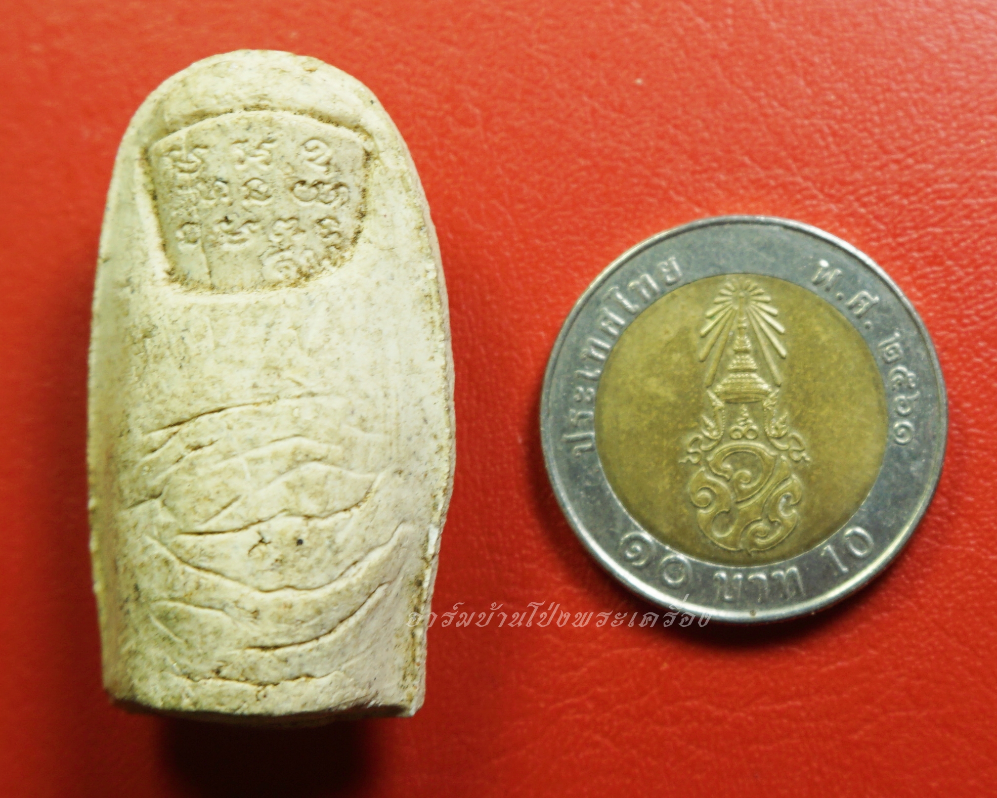 หลวงพ่อคูณ วัดบ้านไร่ นิ้วโป้งจำลอง ลงอักขระยันต์ ปี๒๕๓๖ เนื้อผง(องค์ที่2)