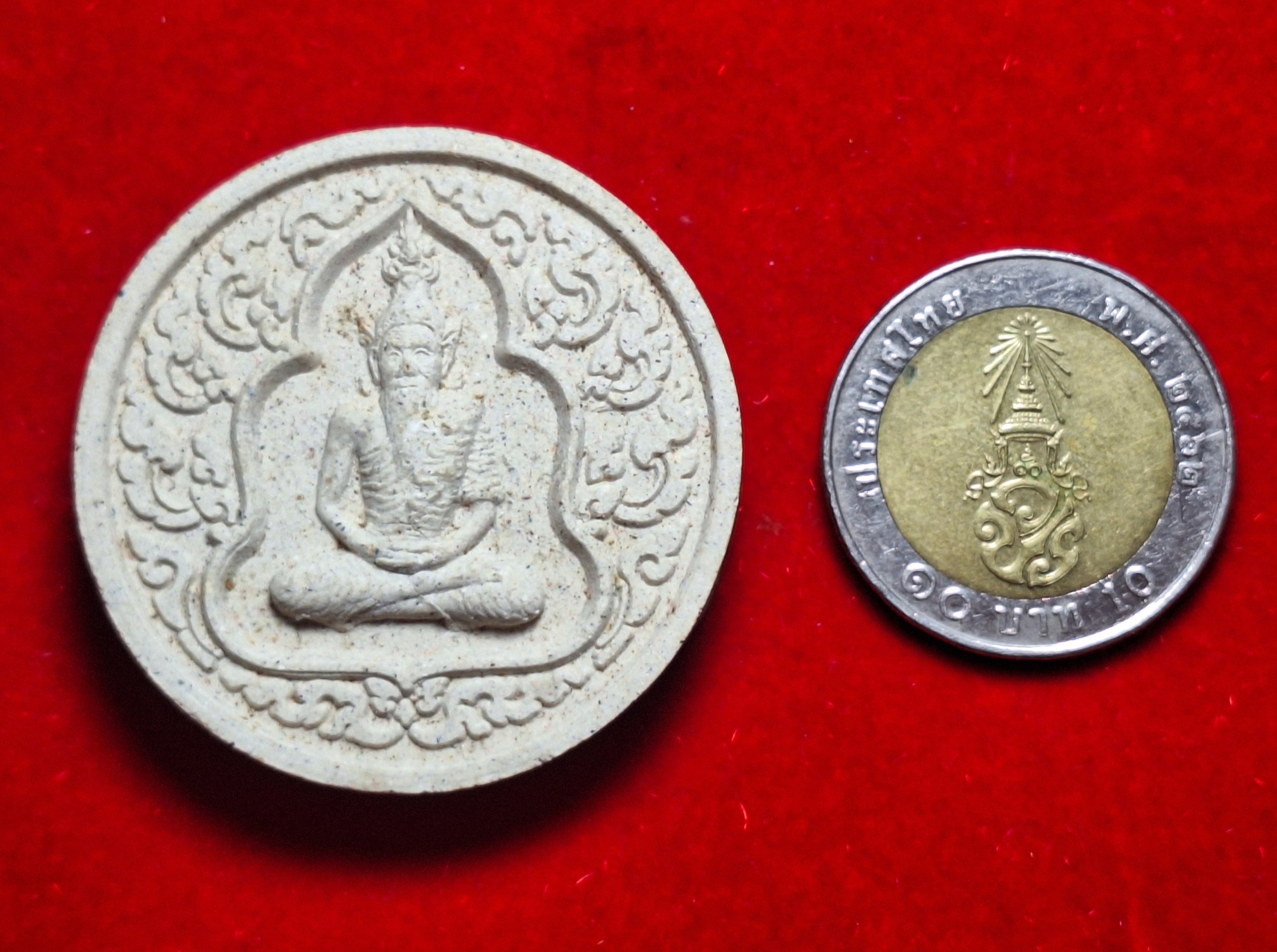 หลวงปู่ต้อย วัดสนามแย้ เศียรพ่อแก่ฤาษีนารอด หลังปู่ฤาษีนารายณ์ รุ่นแรก ปี๒๕๕๓ เนื้อผงพุทธคุณ(องค์ที่3)