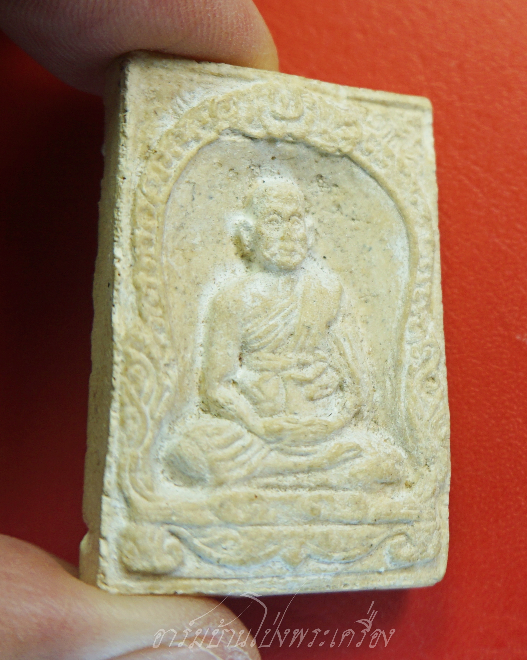 หลวงปู่แย้ม วัดสามง่าม พิมพ์รูปเหมือนเนื้อผง หลังกุมารทอง มีส่วนผสมของผงพระเก่าชำรุด, ผงวิเศษ, พุทธคุณต่างๆ รวมถึงเกศาของหลวงปู่แย้ม อีกทั้งด้านหลังเป็นรูปกุมารทองอีก ครบเครื่องทั้งด้านทำมา หากิน ป้องกันเตือนภัย(องค์ที่1)