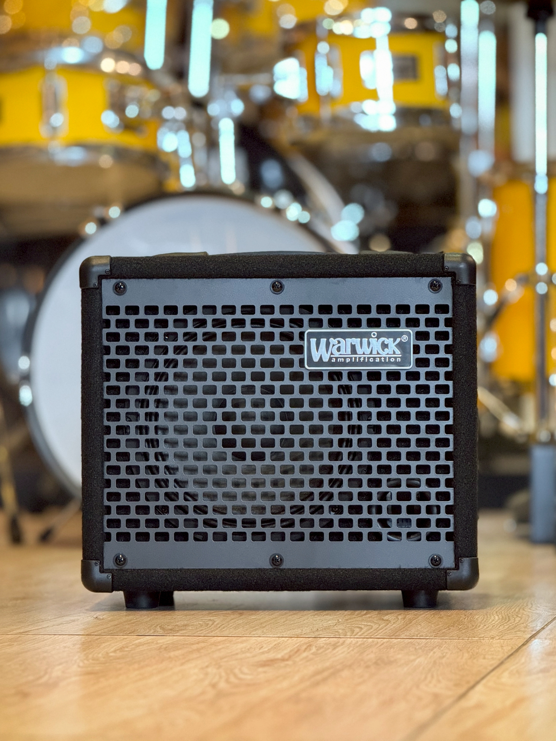 ตู้เบสแอมป์ Warwick รุ่น BC10 แอมป์เบส 10 วัตต์ สามารถปรับ EQ ได้ 3 ย่านเสียง พร้อมช่องเสียบ AUX