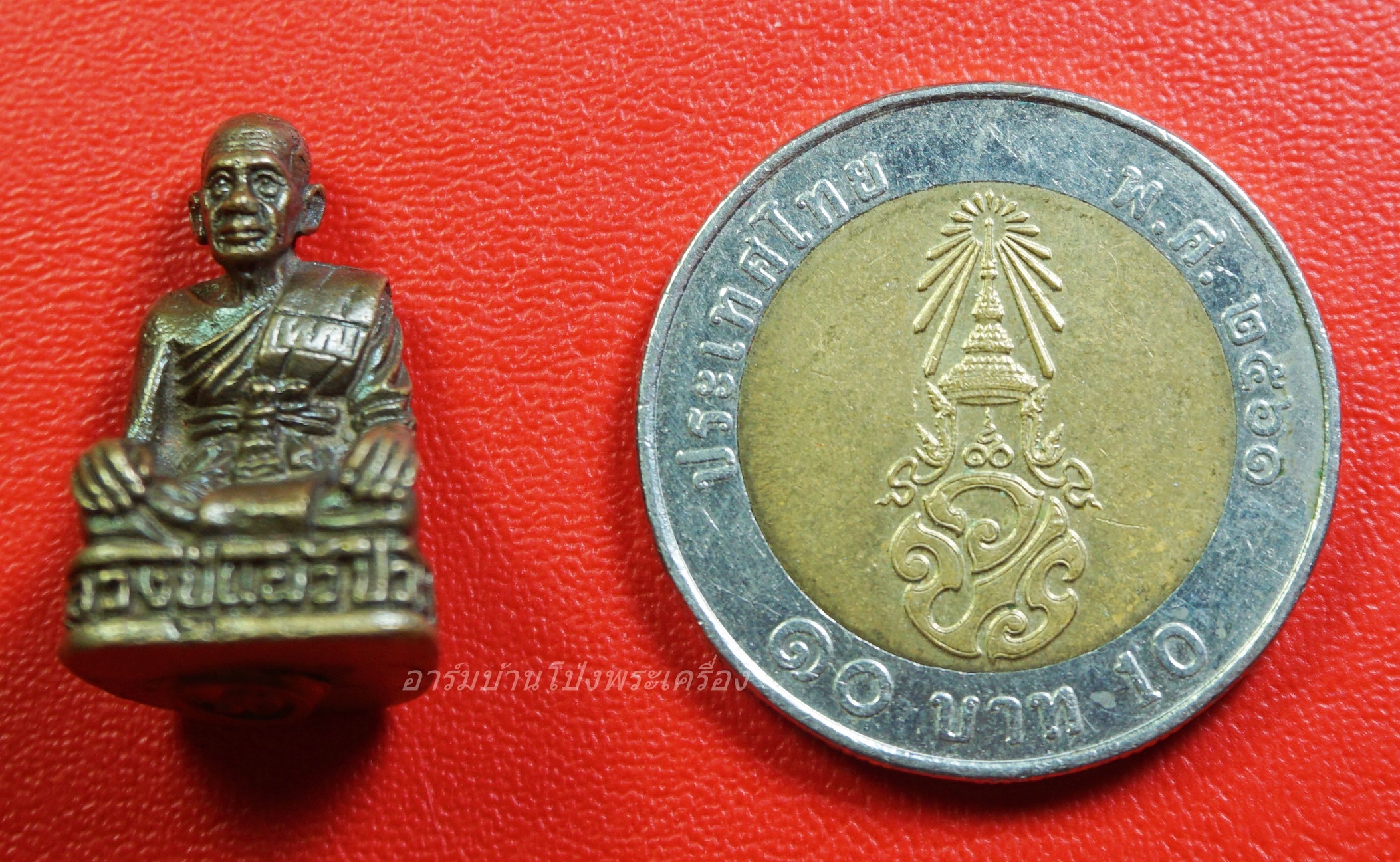 หลวงปู่แผ้ว วัดกำแพงแสน รูปหล่อ รุ่นสอง รัดประคต เนื้อฝาบาตร(องค์ที่1)