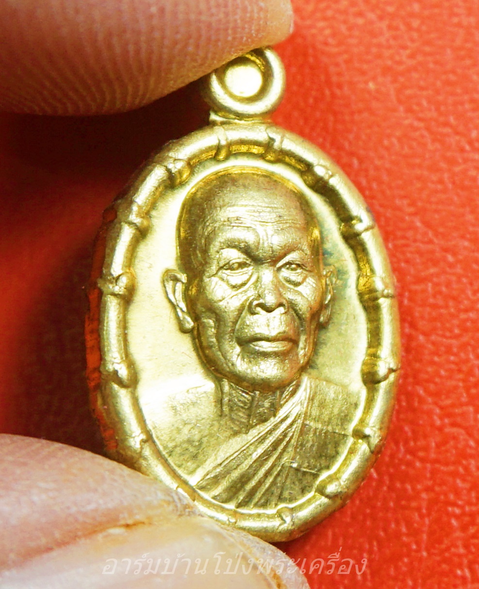 หลวงพ่อหวล วัดชาวเหนือ เม็ดแตง ปี๒๕๕๘ เนื้อฝาบาตร(องค์ที่3)