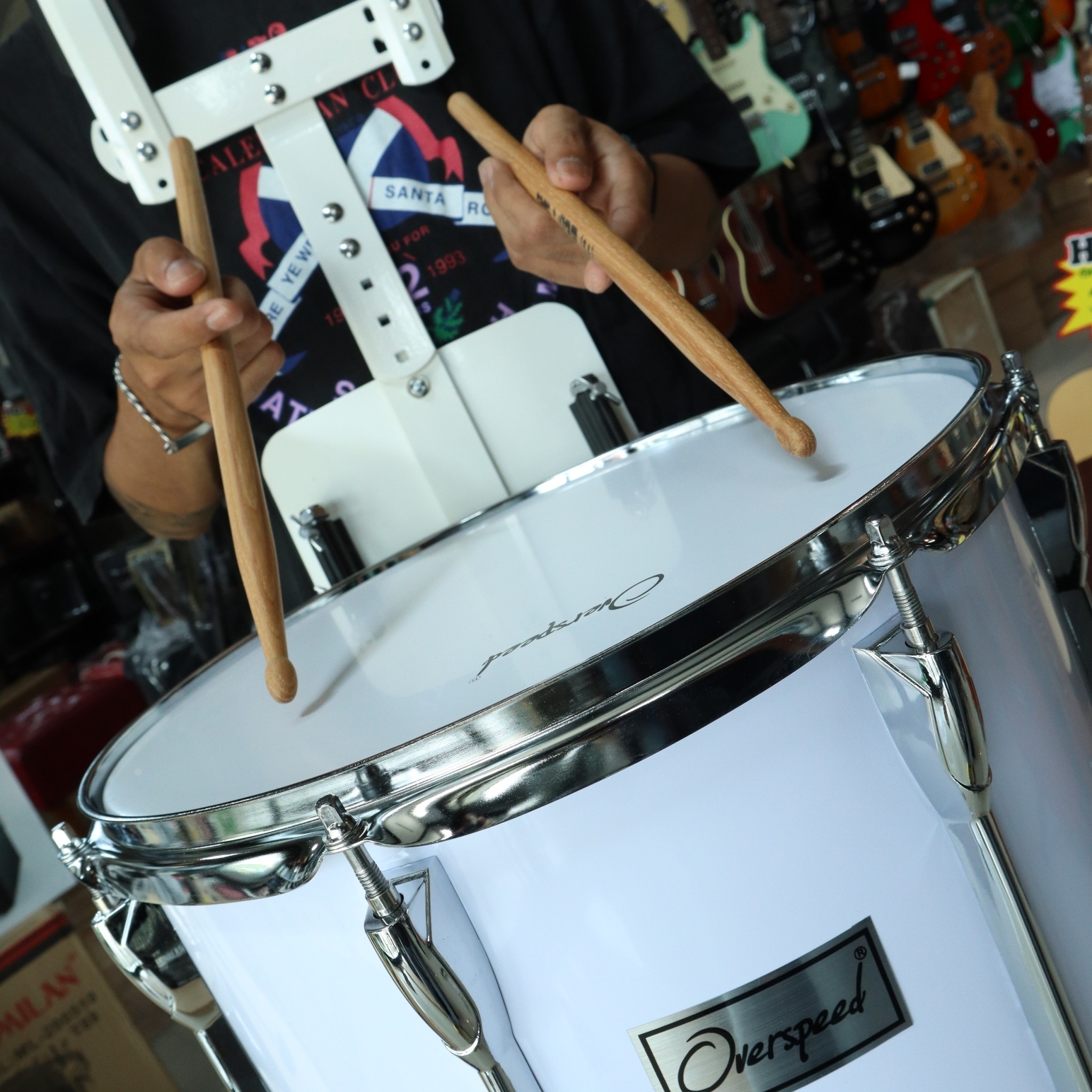 กลองสแนร์พาเหรด Overspeed ถังยาว Marching snare drum 8 หลัก ขอบโครเมี่ยม พร้อมอุปกรณ์ ขาแขวน ไม้กลอง ประแจ
