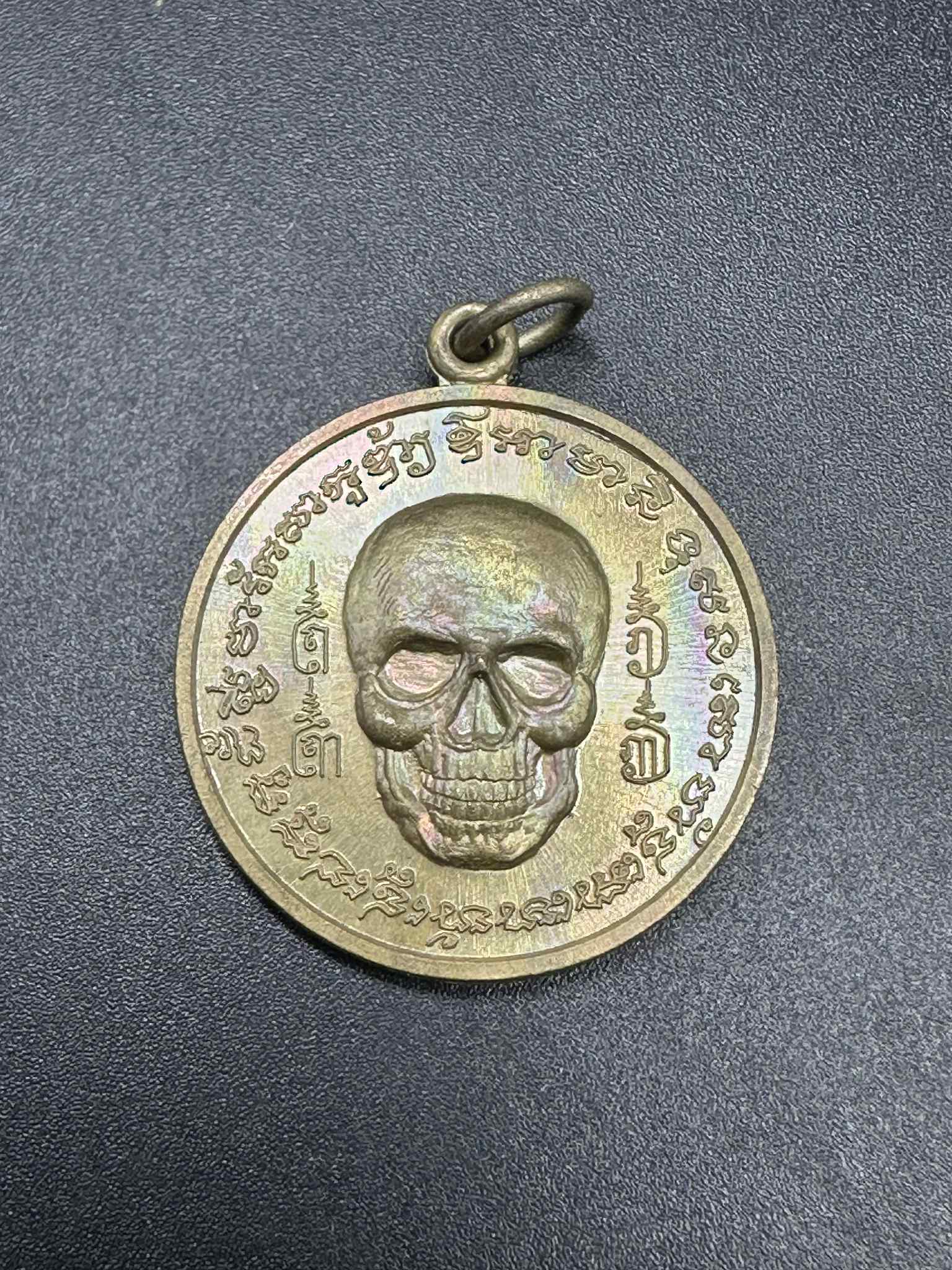 46.เหรียญเนื้อชนวนโบราณ เจาะห่วง CODE:694 พ่อพรายกระซิบ รุ่นแรก คนดีผีคุ้ม เมืองตรัง สำนักอาจารย์เณรดอย จังหวัดตรัง ปี 2565