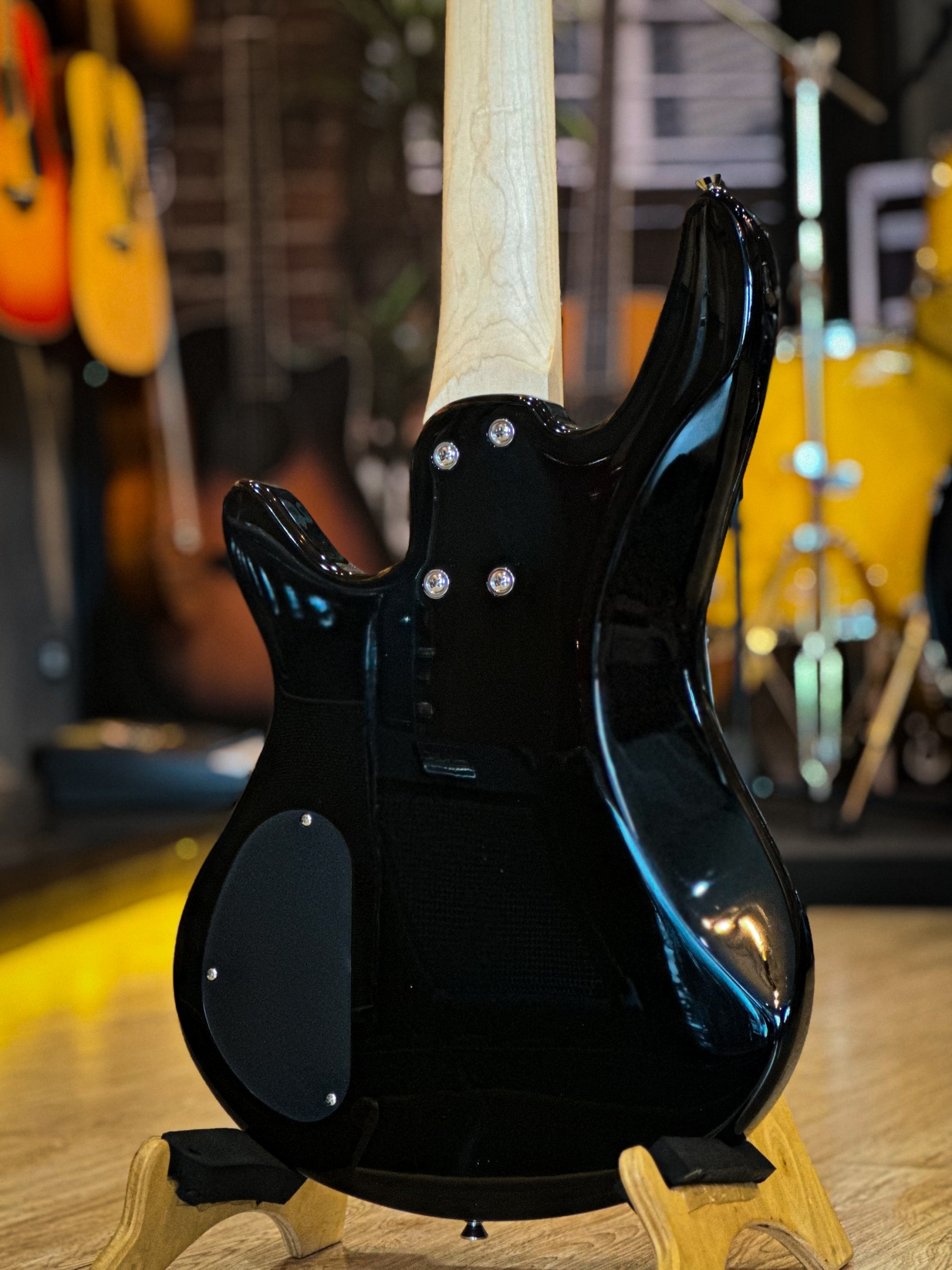 เบส Gusta GIB5-01 II เบสไฟฟ้า จำนวน 5 สาย สีแดง ประกันศูนย์ไทย พร้อมเซตกระเป๋า - ฟรี สายแจ็ค 1 เส้น