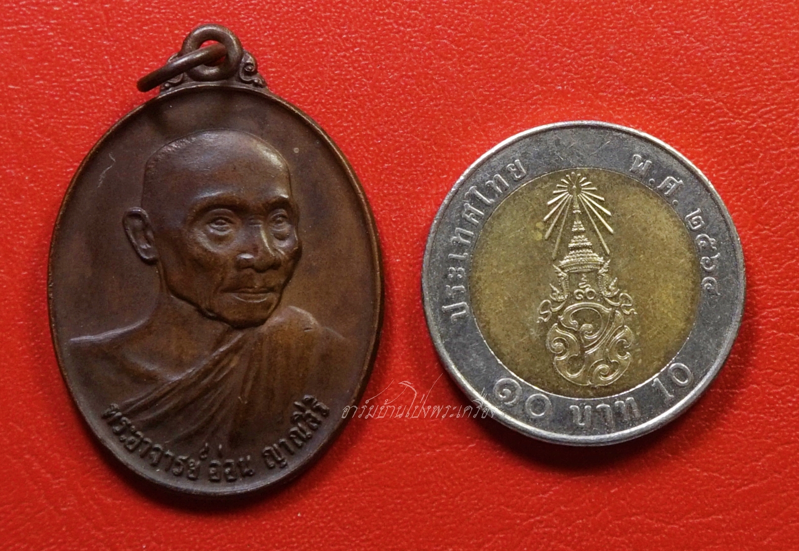 พระอาจารย์อ่อน ญาณสิริ วัดป่านิโครธาราม จ.อุดรธานี ปี๒๕๒๔ รุ่นสาม เนื้อทองแดงผิวไฟ(องค์ที่1)