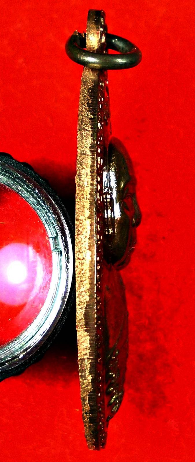 หลวงปู่แผ้ว วัดรางหมัน ใบขี้เหล็กหลวง สธ เนื้อนวะ(องค์ที่1)