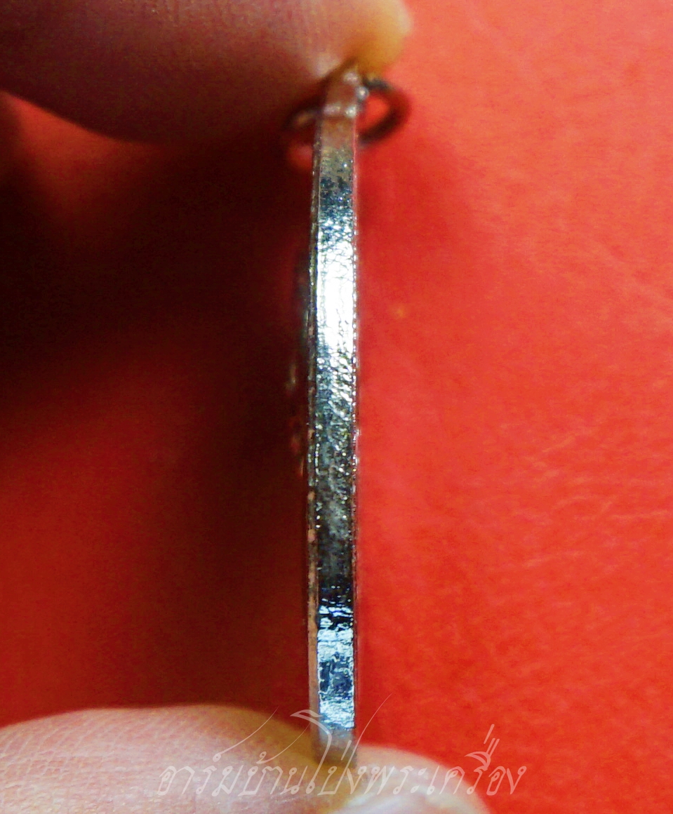 พระอาจารย์ใย วัดหนองอ้อตะวันออก รุ่นสร้างอุโบสถ ปี๒๕๓๘ เนื้อกะไหล่เงิน(องค์ที่3)