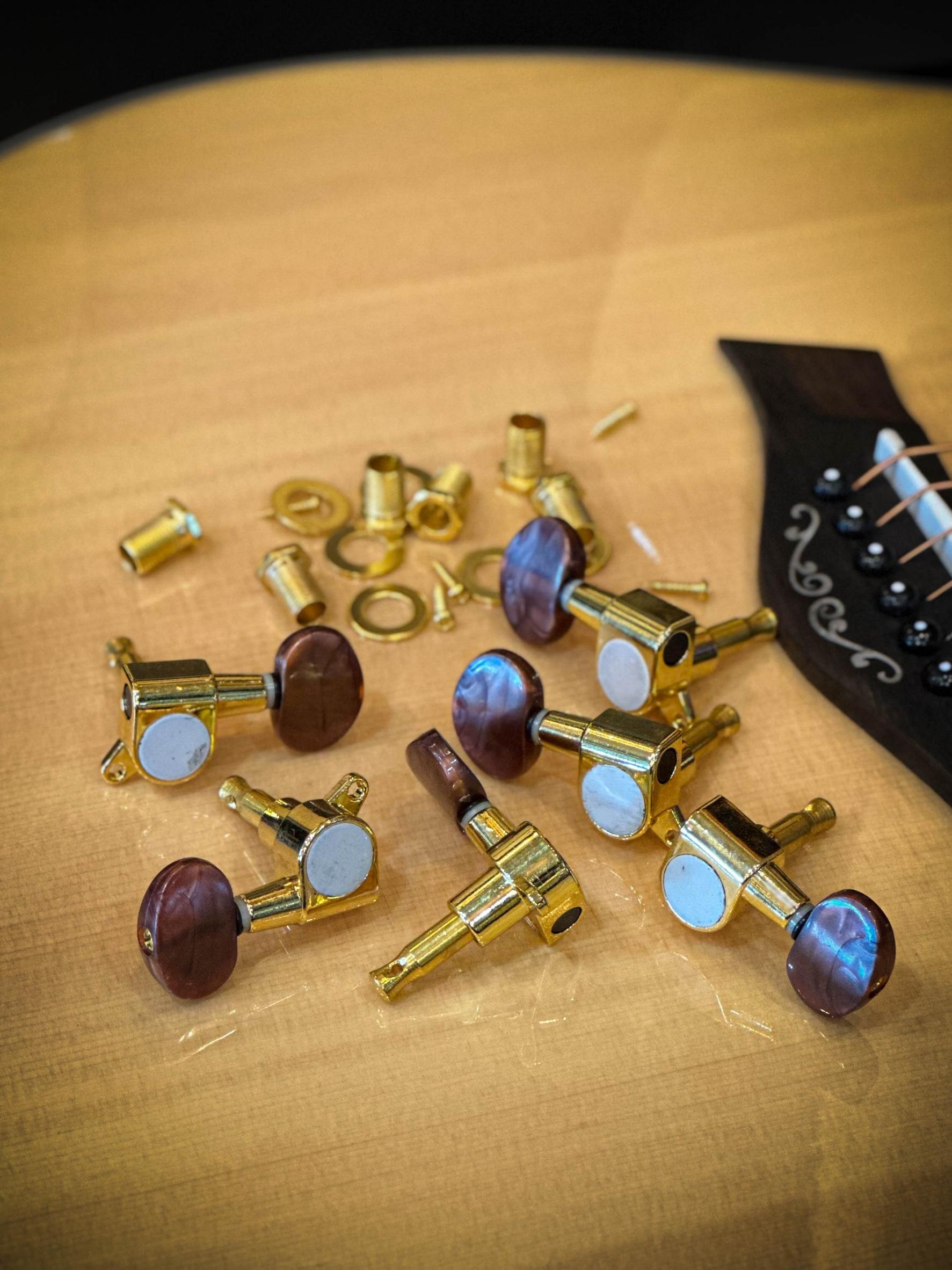 ลูกบิดกีต้าร์ Fortis ทองเหลือง สีแดงวินเทจ รุ่น LS-814 ครบชุด เฟืองนุ่ม หมุนง่าย พร้อมอุปกรณ์ ลูกบิดกีตาร์โปร่งแบบตัน สวย ทนทาน