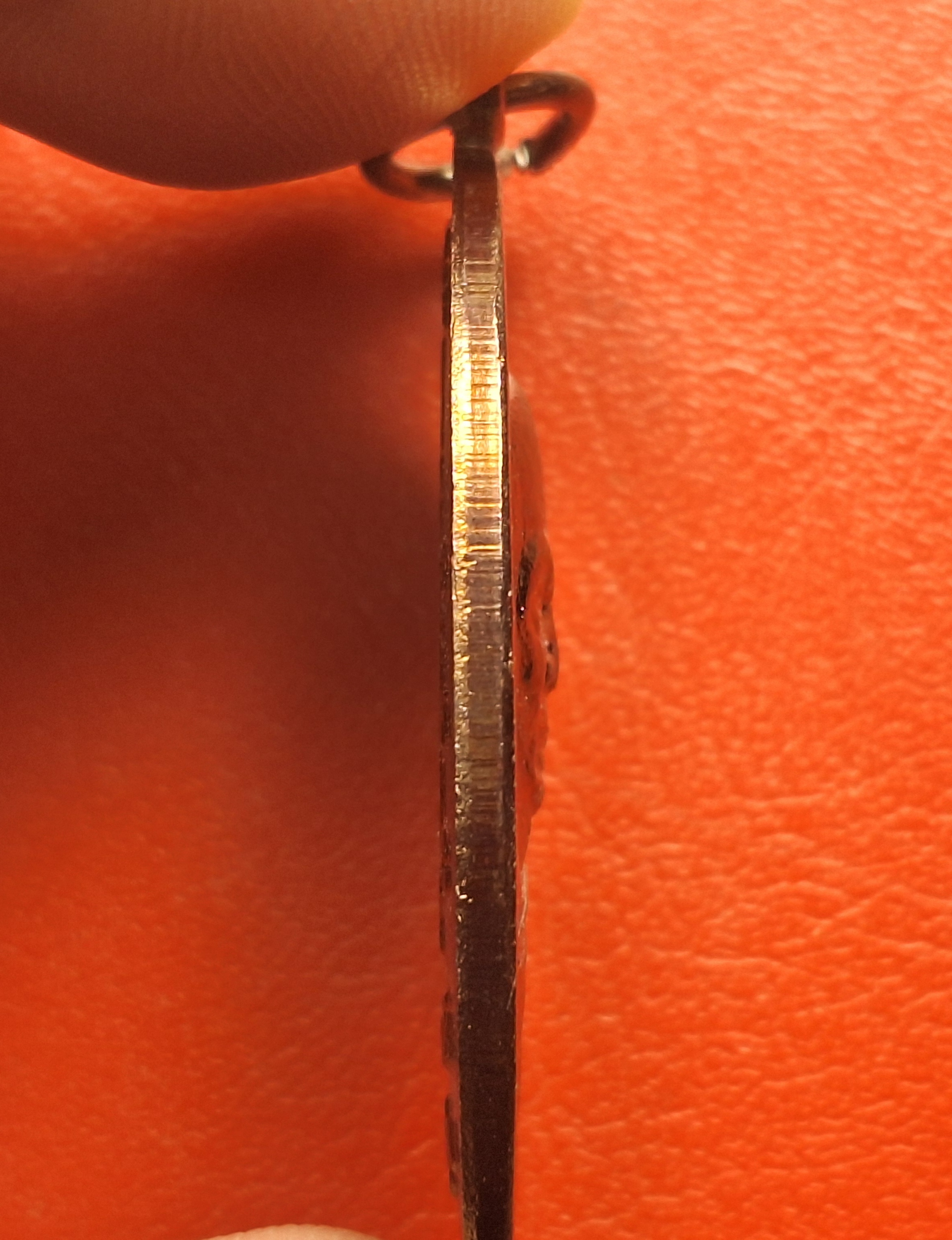 หลวงปู่แผ้ว ปวโร วัดกำแพงแสน ใบขี้เหล็ก ปี๒๕๕๗ เนื้อทองแดง บล๊อกนวะ ตอกโค้ต ส.ท.(สุดท้าย)(องค์ที่1)