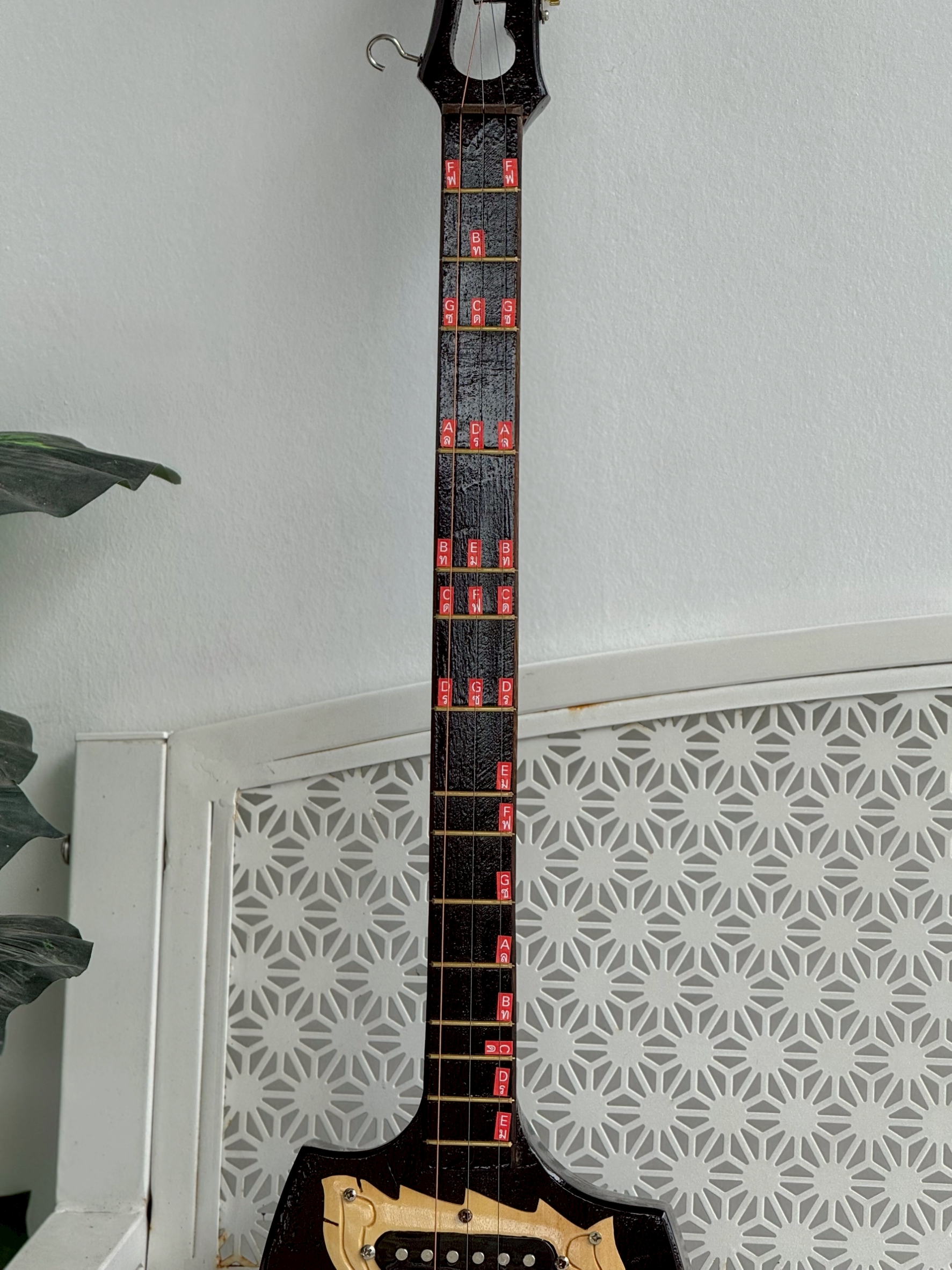 พิณโปร่งไฟฟ้า ซาวโฮลด์กลม สีไม้-สีดำ พร้อม สายแจ็ค สายสพาย หัวพิณพญานาคสามาถถอดได้