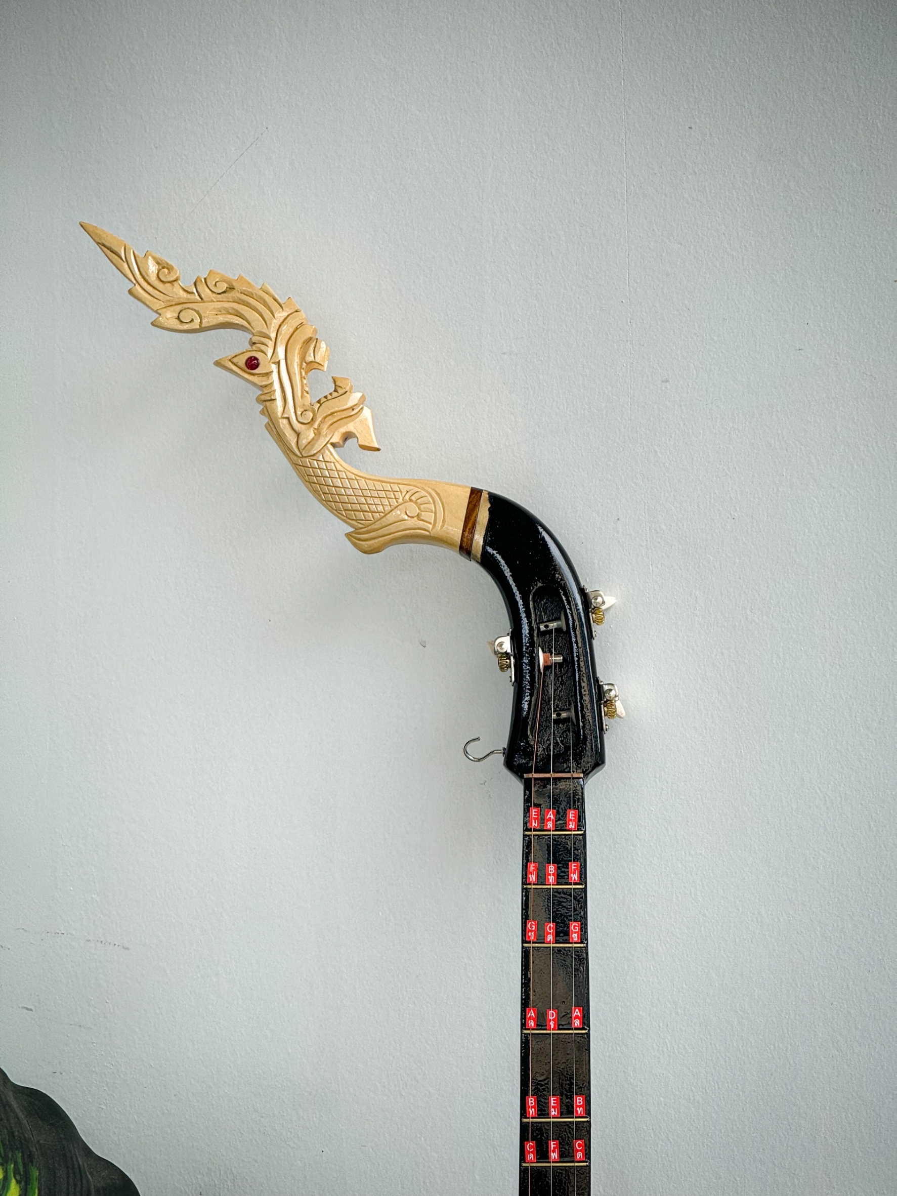 พิณโปร่งไฟฟ้า ไม้ชิงชังอย่างดี หัวพิณพญานาคสามาถถอดได้ พร้อม ปิ๊ก สายสพาย สายแจค กระเป๋า