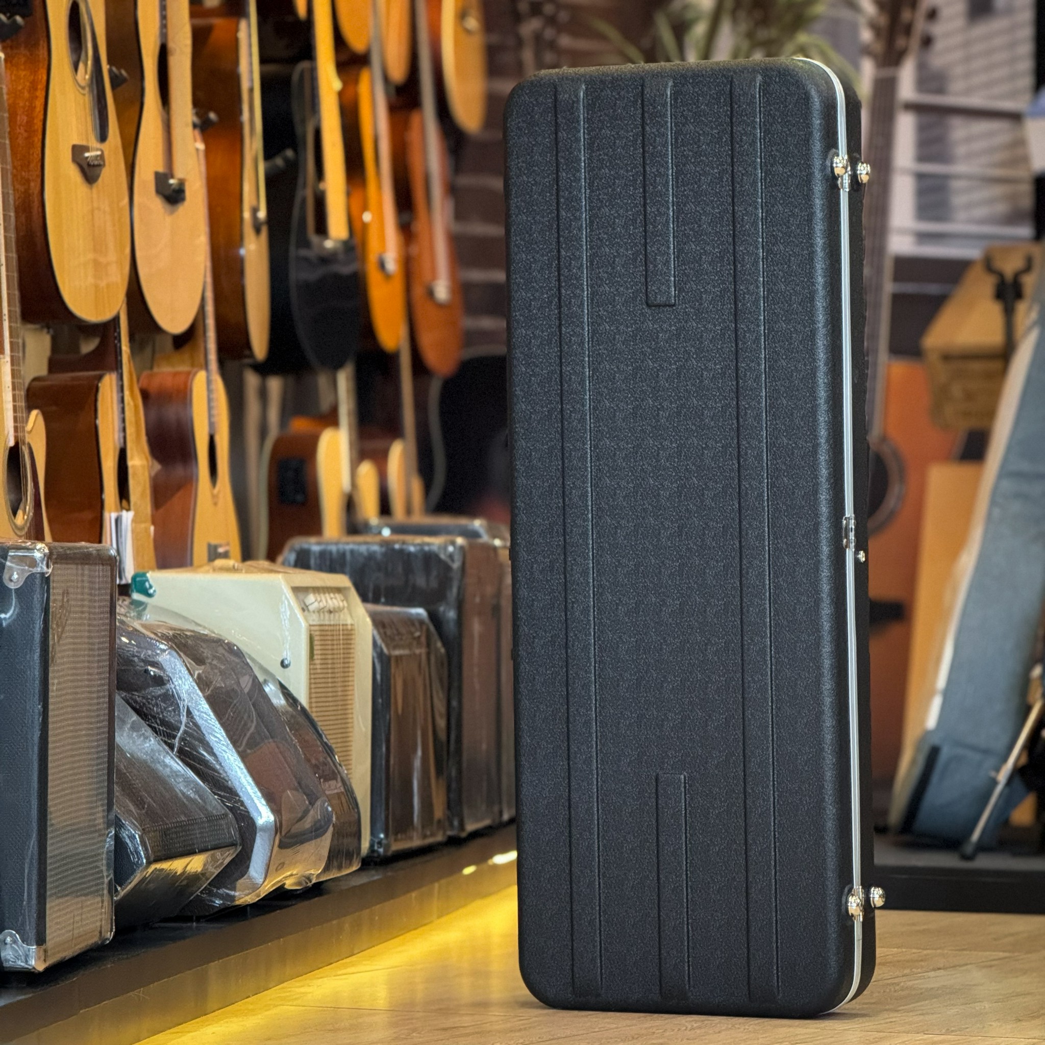 Duracase Hard case ฮาร์ดเคสกีตาร์ไฟฟ้า ลายคาร์บอน ตัวล็อคแข็งแีง ด้านในบุกำมะหยี่-พรมดำ