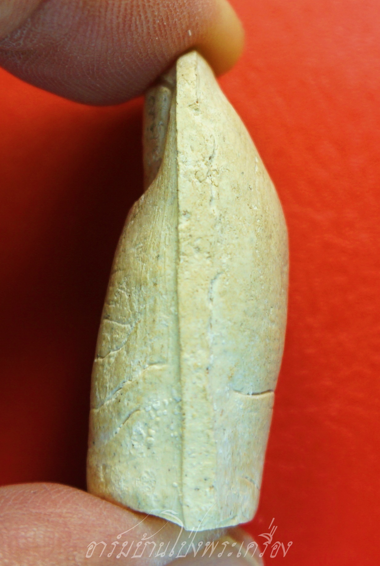 หลวงพ่อคูณ วัดบ้านไร่ นิ้วโป้งจำลอง ลงอักขระยันต์ ปี๒๕๓๖ เนื้อผง(องค์ที่5)