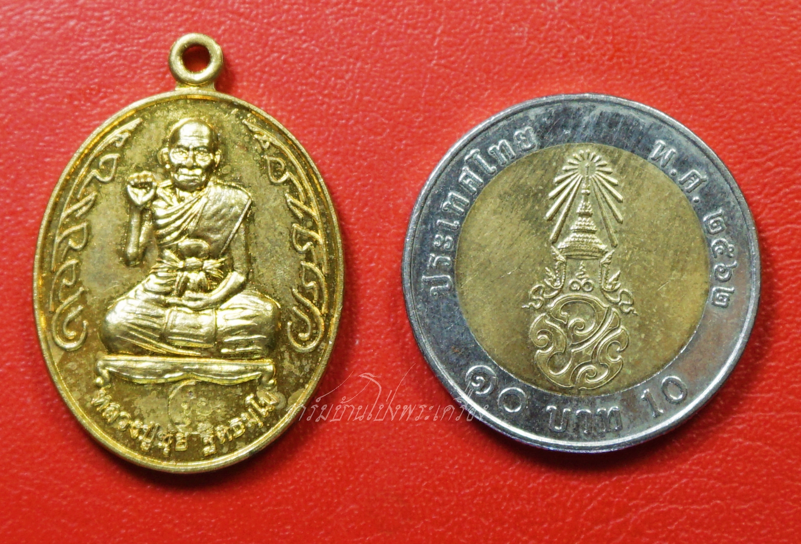 หลวงปู่ขุ้ย วัดซับตะเคียน จ.เพชรบูรณ์ รุ่นฉลองเจดีย์พระอรหันต์108 เนื้อทองฝาบาตร พิธีพุทธาภิเษก วันเสาร์ ที่ ๕ พฤษภาคม ๒๕๕๕(๕/๕/๕๕)(องค์ที่1)