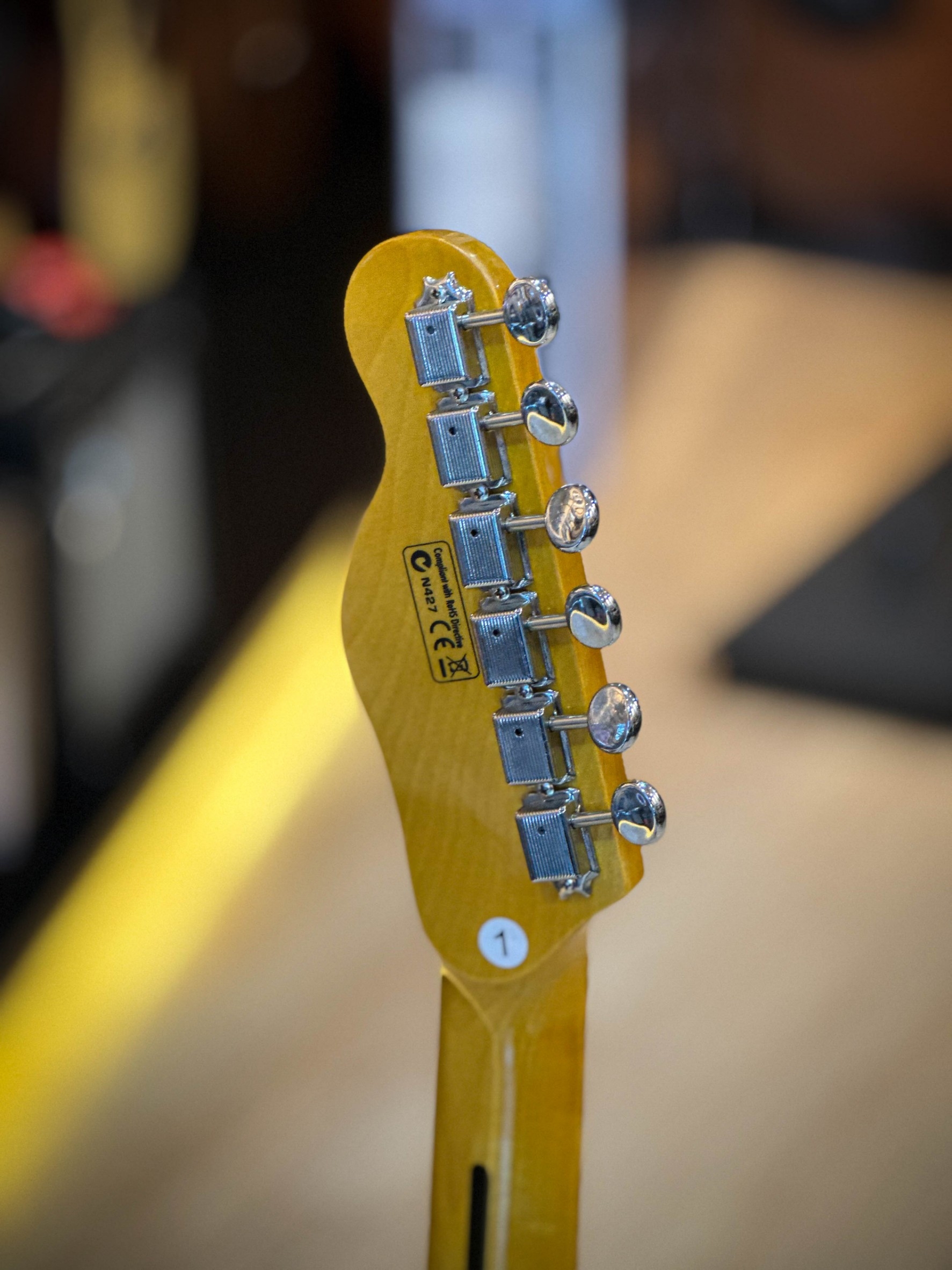 Siam Music กีต้าร์ไฟฟ้ารุ่น TL-200 คอเคลือบเงา telecaster สีดำ ทัชชิ่งจับง่าย สบายมือ ฟรี ปิ๊ก4อัน / สายแจ็ค