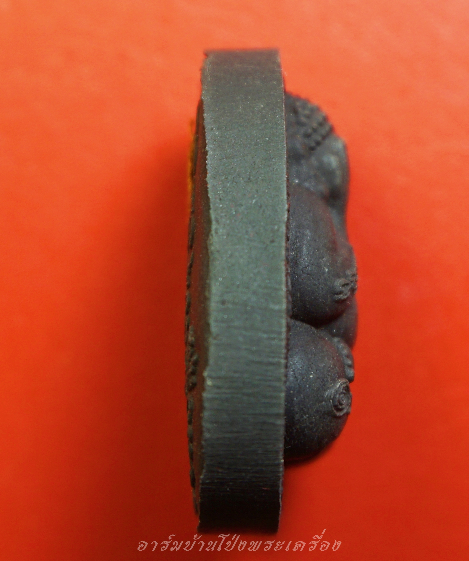 พระปิดตา วัดโต่งเต้น จ.นครราชสีมา รุ่น๑ เนื้อผงสีดำ ฝังจีวรและตะกรุด 2 ดอก(องค์ที่2)