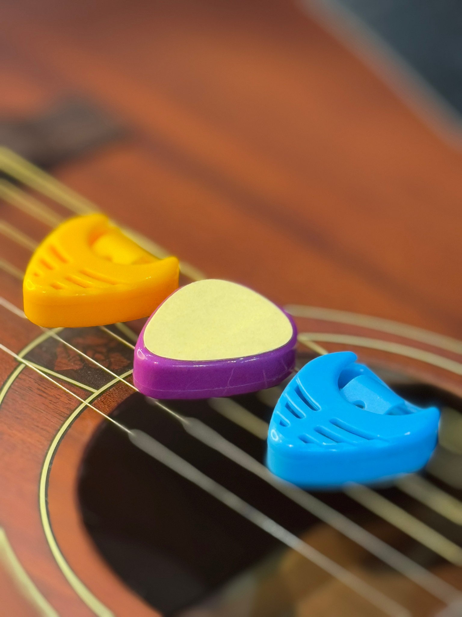 ที่เก็บปิ๊กกีต้าร์ แบบทรงหยดน้ำ / แบบทรงสามเหลี่ยม (สินค้า 1 ชิ้น) มีหลายสี ใช้งานง่าย พกพาสะดวก