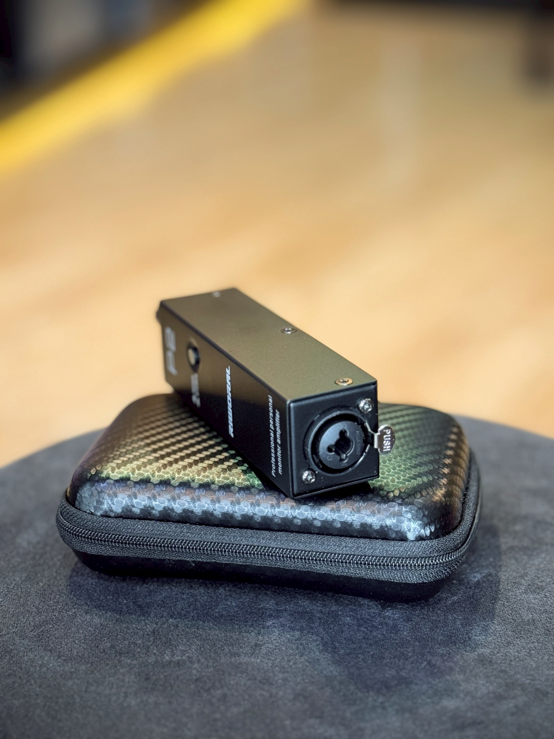 Riworal P2 In-Ear Monitor Amp ดีไซน์กะทัดรัดและน้ำหนักเบา ใช้งานได้นานถึง 10 ชม.