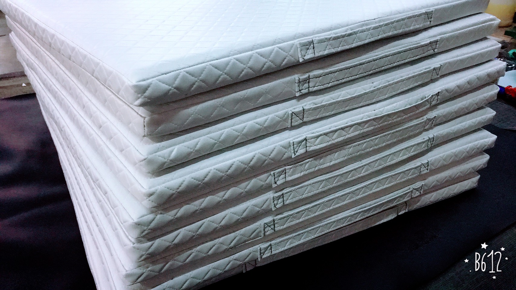 เบาะรองนั่งสมาธิสีขาวงานพรีเมี่ยม 60x60 cm หนา 1 นิ้ว หูหิ้ว