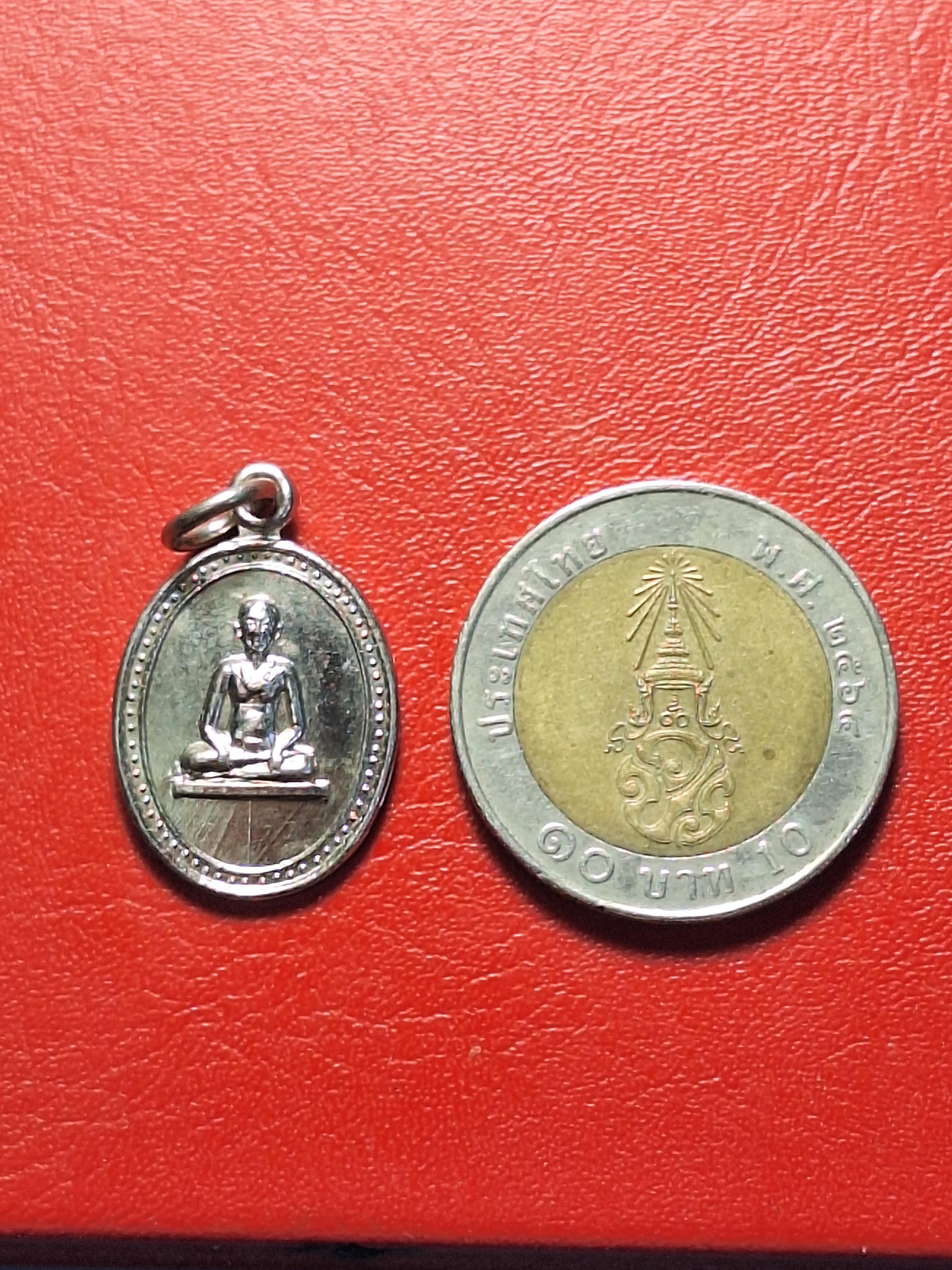 หลวงพ่อปู่ วัดใหญ่โพธิ์หัก รุ่นแรก ปี๑๙ พิมพ์เล็ก เนื้อกะไหล่เงิน(องค์ที่2)