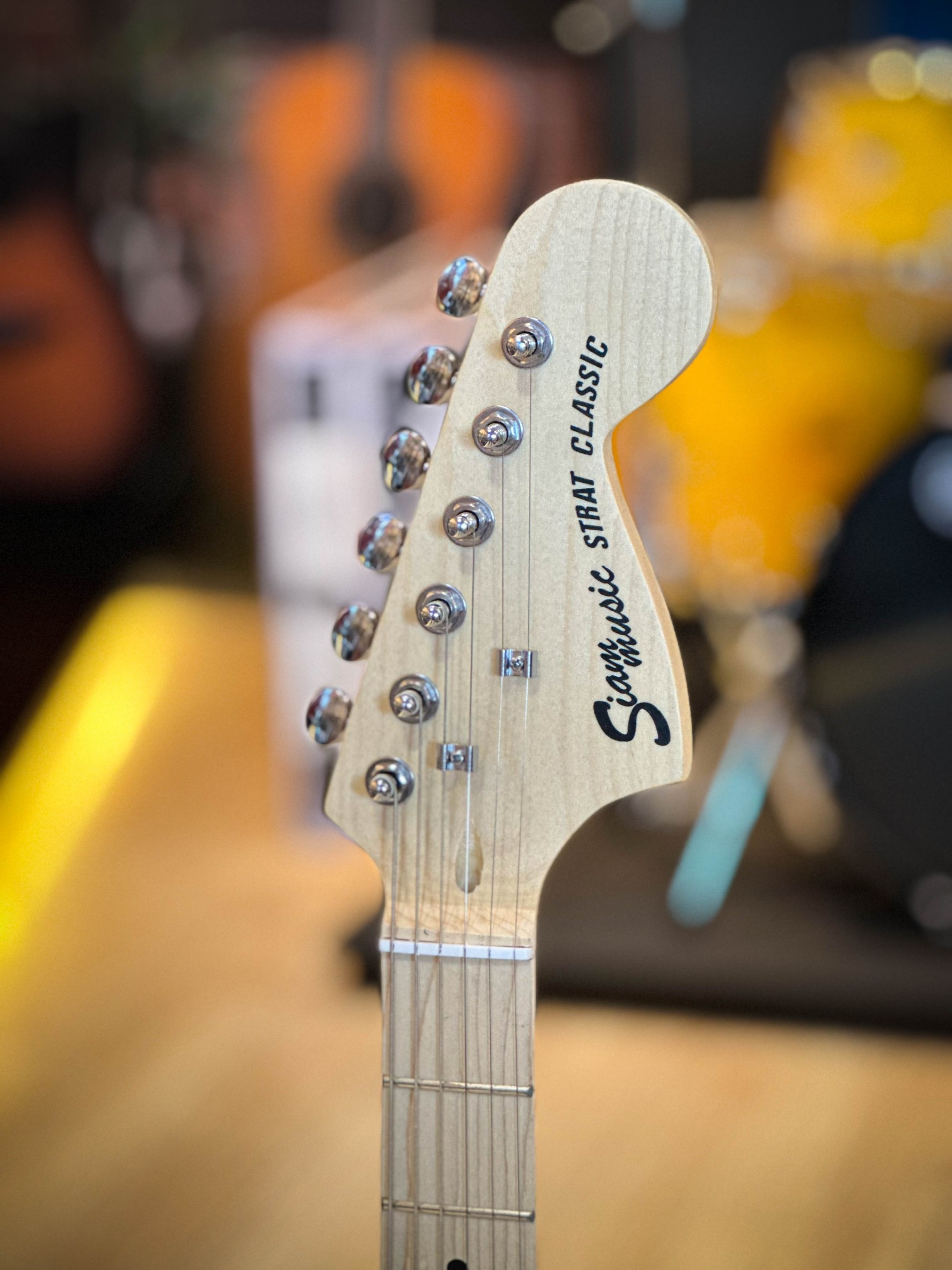 กีต้าร์ไฟฟ้า Siam music SM-02-F คอขาว สีฟ้า ปิ๊กอัพ HSS พร้อมเซต ตู้แอมป์ DE-20 ฟรี กระเป๋า สายแจ็ค ปิ๊ก2อัน