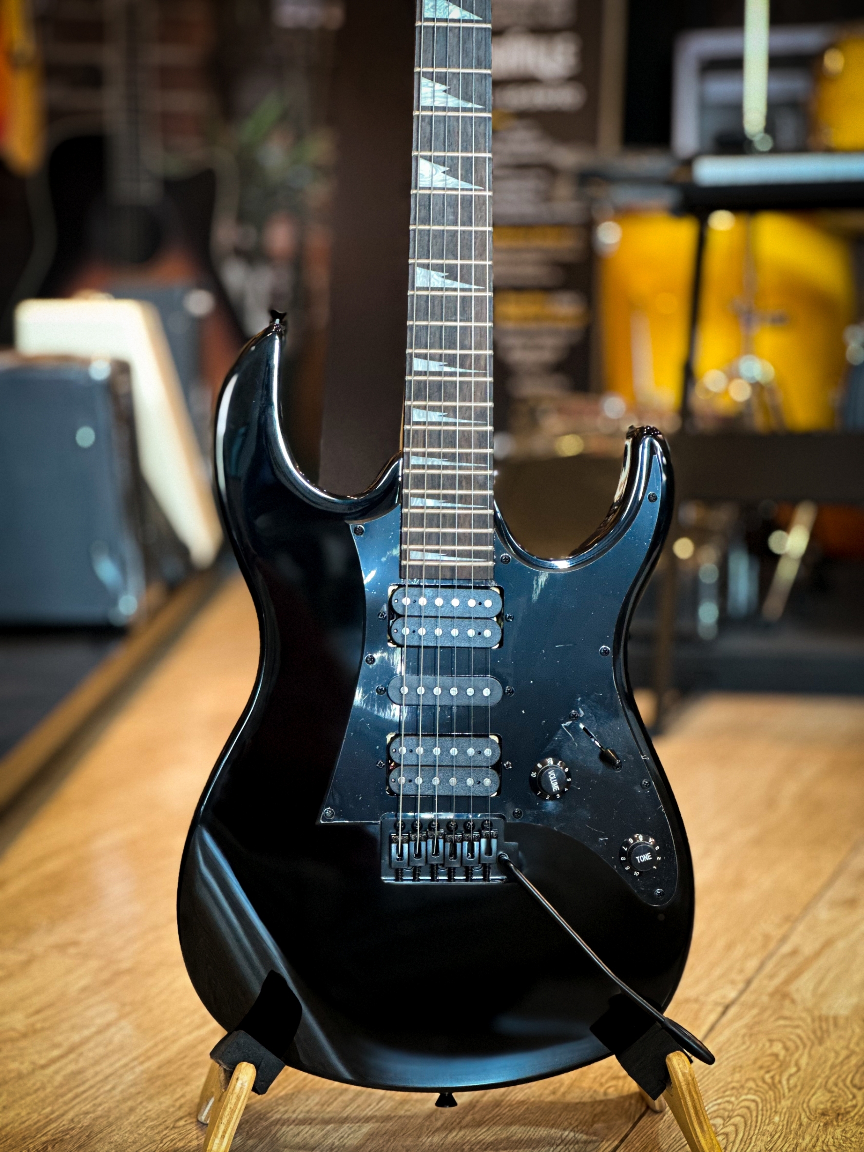 กีต้าร์ไฟฟ้า Gusta รุ่น GIB-01 ปิ๊กอัพ HSS จำนวน 24 เฟรต ฟรี ปิ๊ก2อัน ประแจ สายแจ็ค ใบคอร์ด