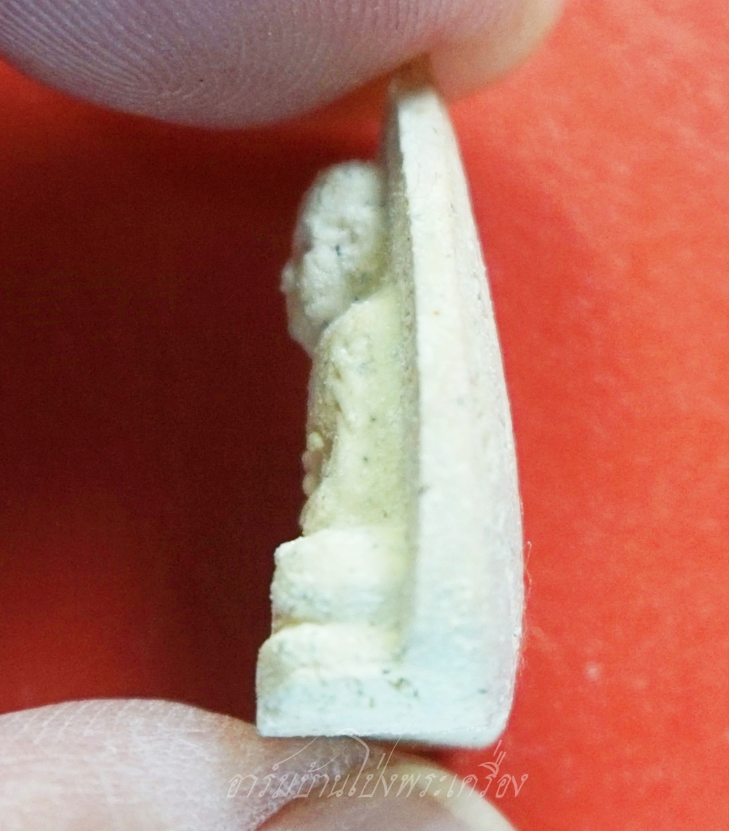 หลวงพ่อเปิ่น วัดบางพระ ปี๒๕๓๗ พระผงใบโพธิ์(องค์ที่1)