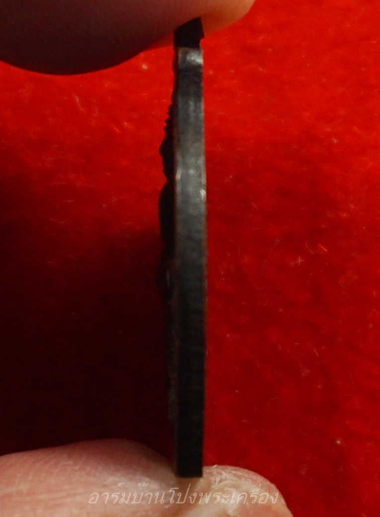 หลวงพ่อเหลือ วัดเขาเหลือ รุ่น๑ ปี๒๕๔๐ หลังหนุมานเชิญธง เนื้อทองแดงรมดำ(องค์ที่1)