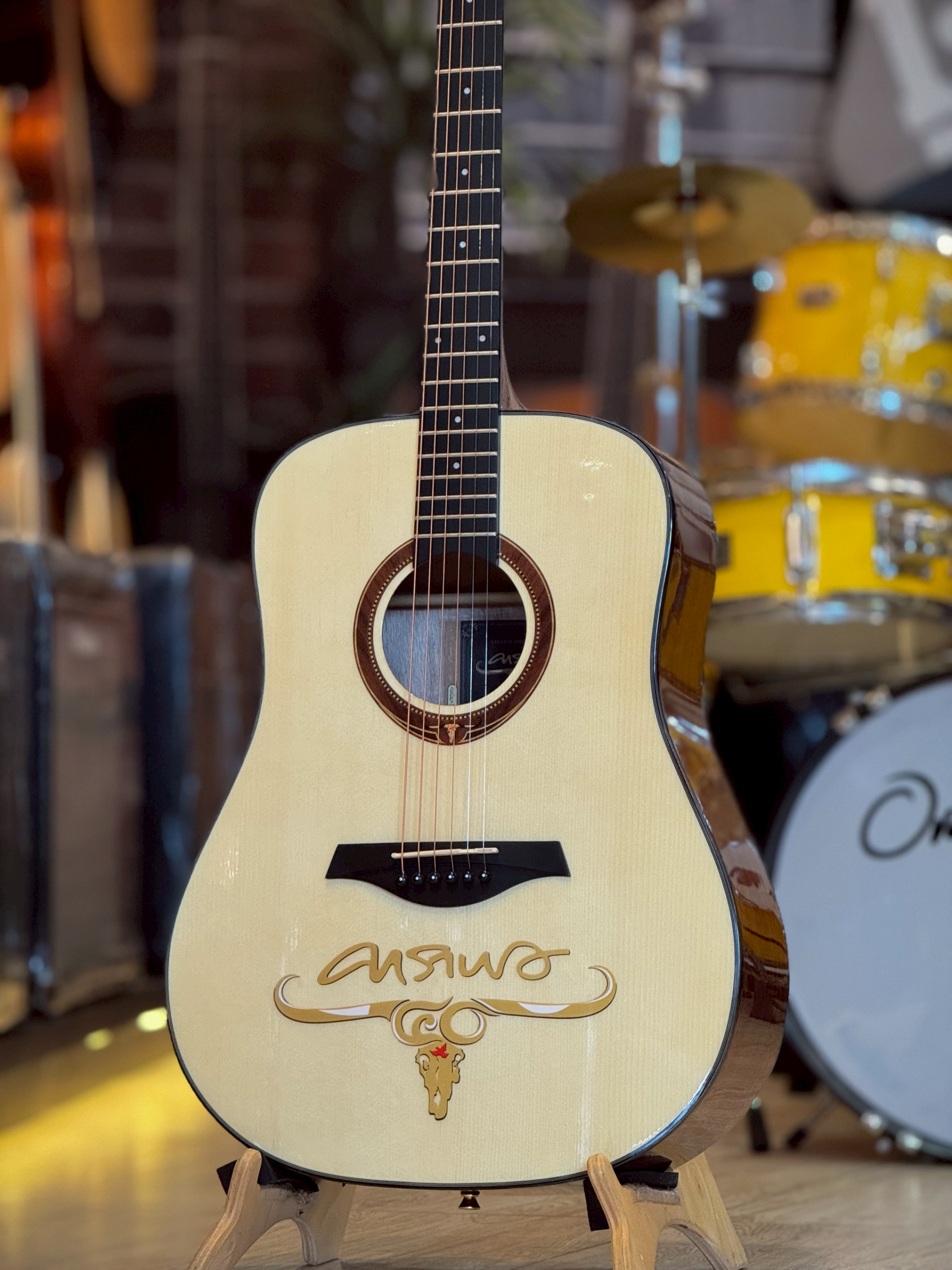 กีต้าร์โปร่งคาราบาว "ฉลองครบรอบ 40 ปี Carabao" ทรง dreadnought คอเต็ม ขนาด 41นิ้ว พร้อม ปิ๊ก ประแจ