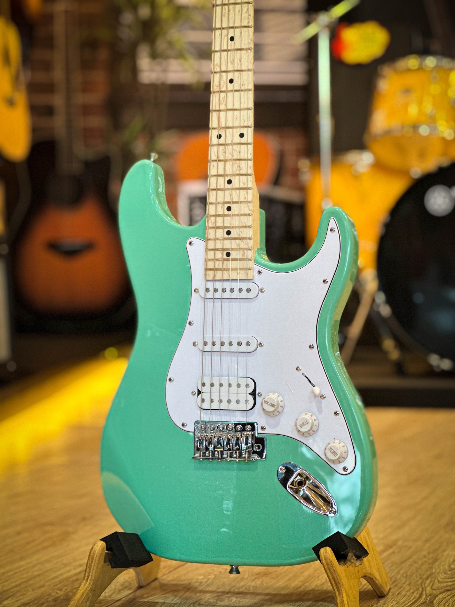 Siam music กีต้าร์ไฟฟ้า ST-111 คอขาว ปิ๊ักอัพ SSS (สีเขียว) ฟรี สายแจ็ค ปิ๊ก2 คันโยก ประแจ เพิ่ม GA-10