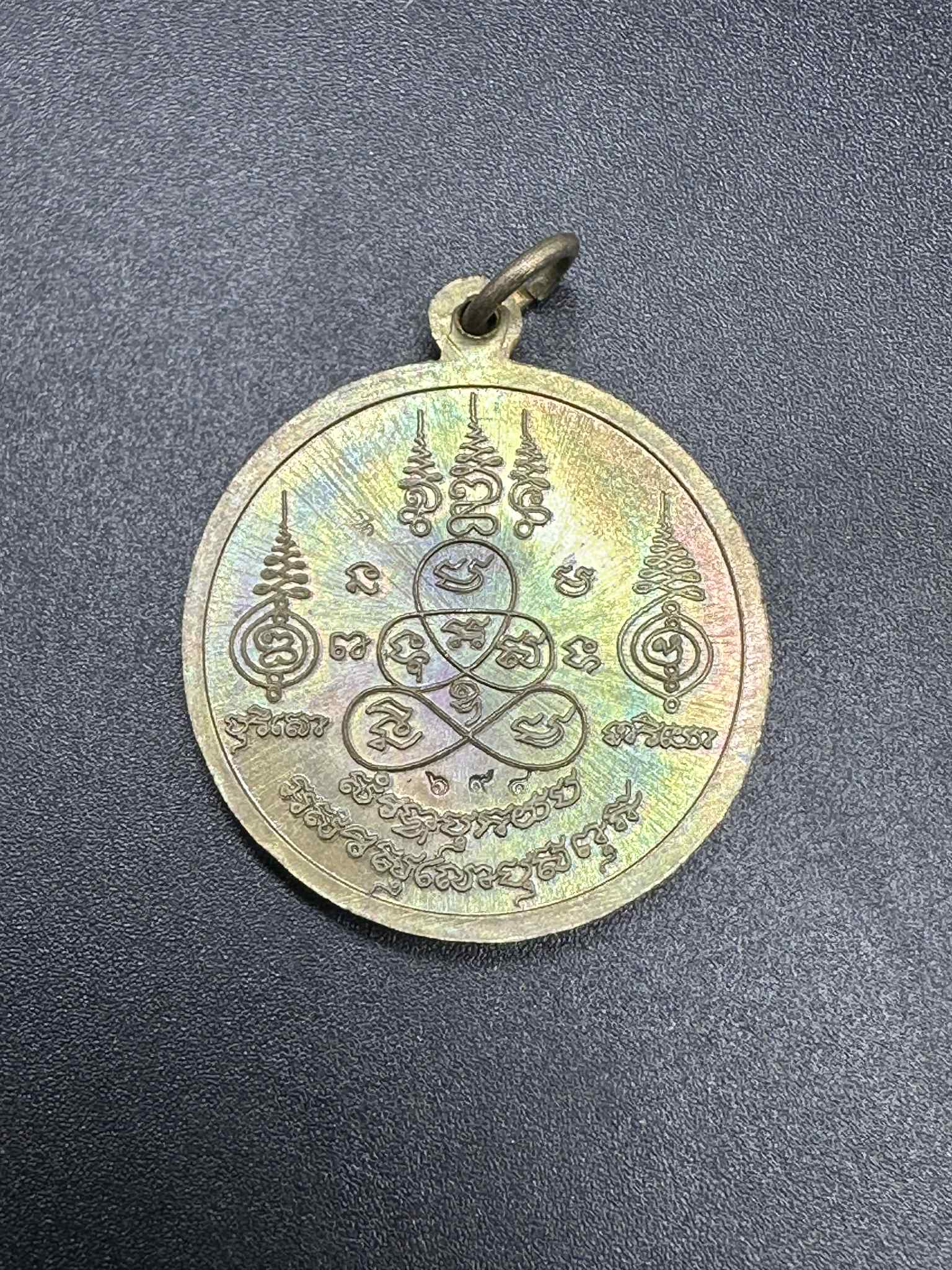 46.เหรียญเนื้อชนวนโบราณ เจาะห่วง CODE:694 พ่อพรายกระซิบ รุ่นแรก คนดีผีคุ้ม เมืองตรัง สำนักอาจารย์เณรดอย จังหวัดตรัง ปี 2565