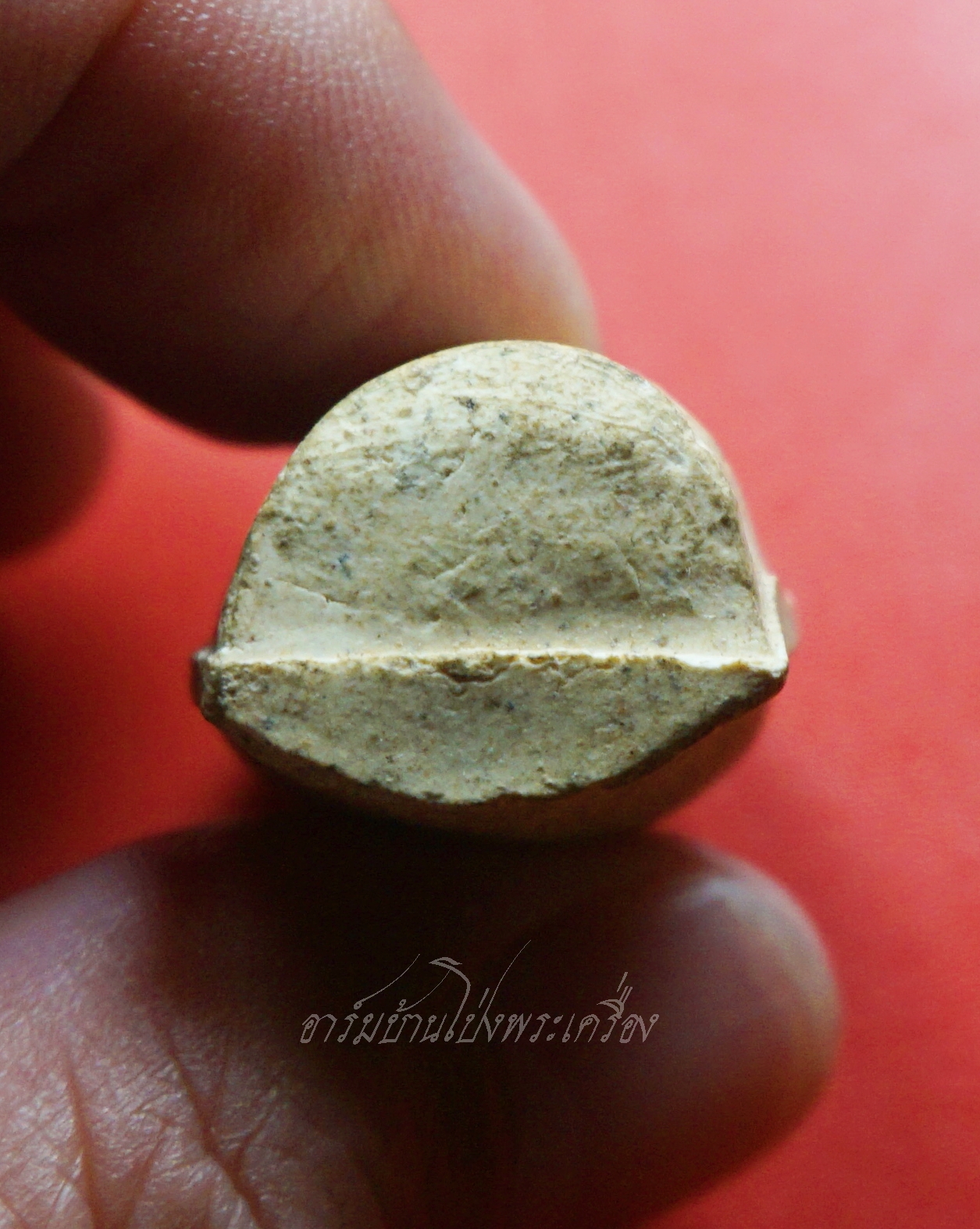 หลวงพ่อคูณ วัดบ้านไร่ นิ้วโป้งจำลอง ลงอักขระยันต์ ปี๒๕๓๖ เนื้อผง(องค์ที่13)