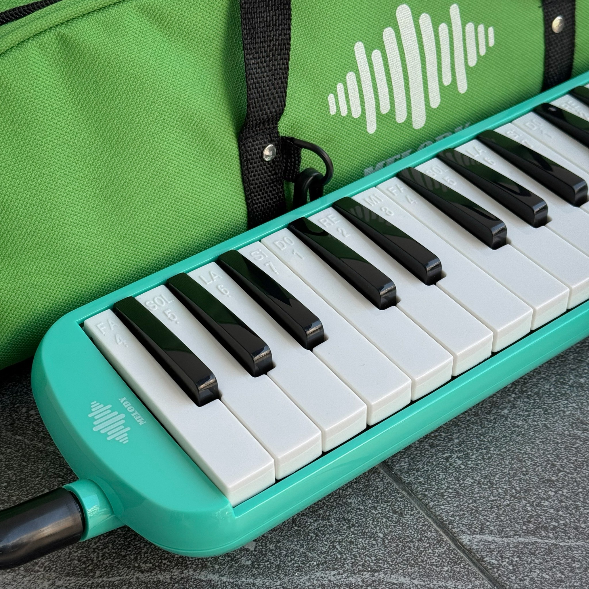 เมโลเดี้ยน Melody 32 คีย์ 5 สี มาตรฐานโรงเรียน ของแถม ปากเป่า สายเป่า ผ้าเช็ดเมโลเดียน และกระเป๋า