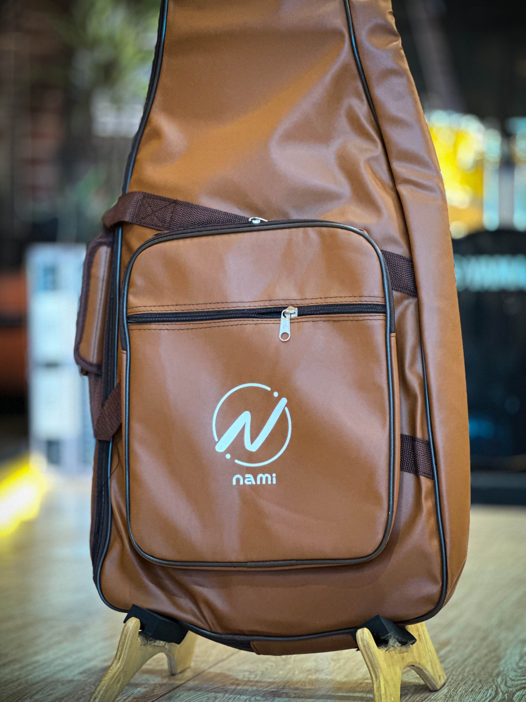 Soft Case Bass Bag NAMI บุฟองน้ำ 5 มิล สีน้ำตาล วัสดุเป็นหนัง กระเป๋าเบสหนัง เบสไฟฟ้า มีหูหิ้ว/สะพายหลังได้