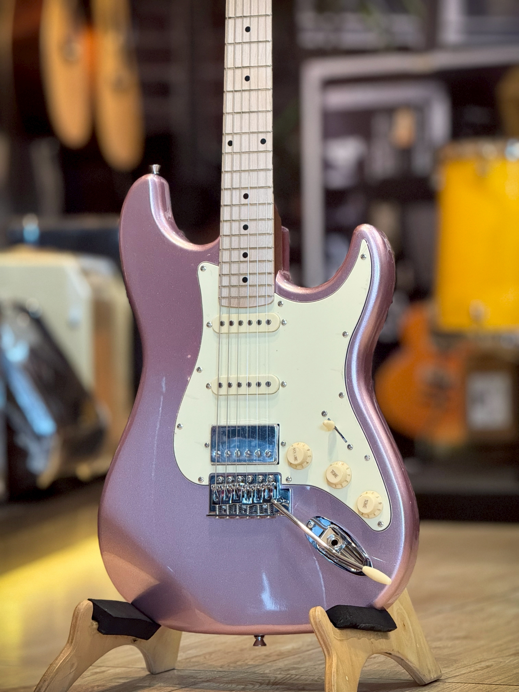 Siam music กีต้าร์ไฟฟ้า TST-PK คอเมเปิ้ลเผา กีตาร์ ปิ๊กอัพ HSS ฟรี กระเป๋า สายแจ็ค ปิ๊ก4อัน ประแจ