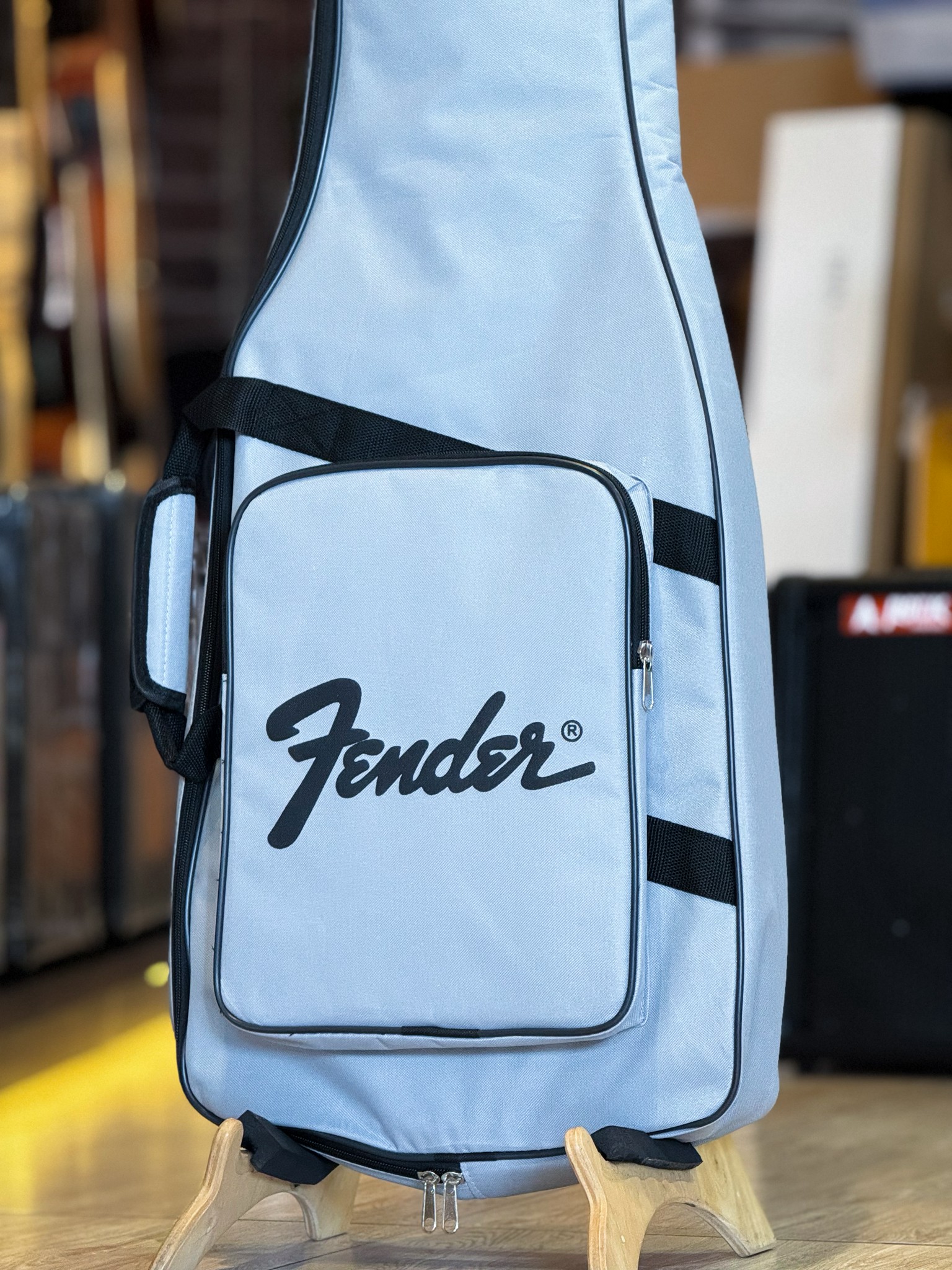 Fender กระเป๋าเบสไฟฟ้า บุฟองน้ำหนา 5 มิล ซอฟเคสเบสไฟฟ้า พร้อมสายคล้องคอ หูหิ้ว สายสะพายไหล่ปรับได้ สำหรับเบสทุกรูปทรง ขนาดมาตรฐาน 4-5 สาย
