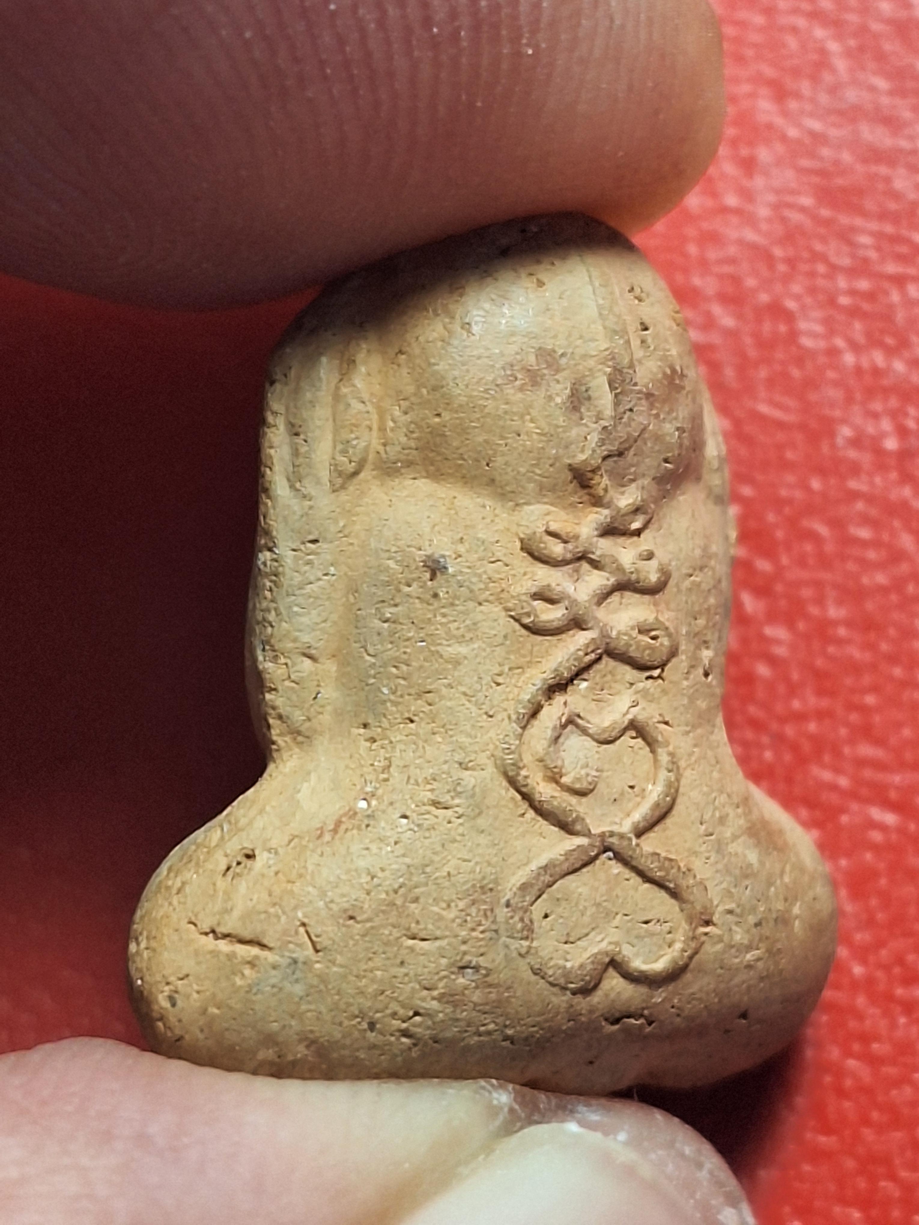 หลวงพ่อแดง วัดบ้านยาง ปิดตา รุ่นแรก เนื้อผง(องค์ที่1)