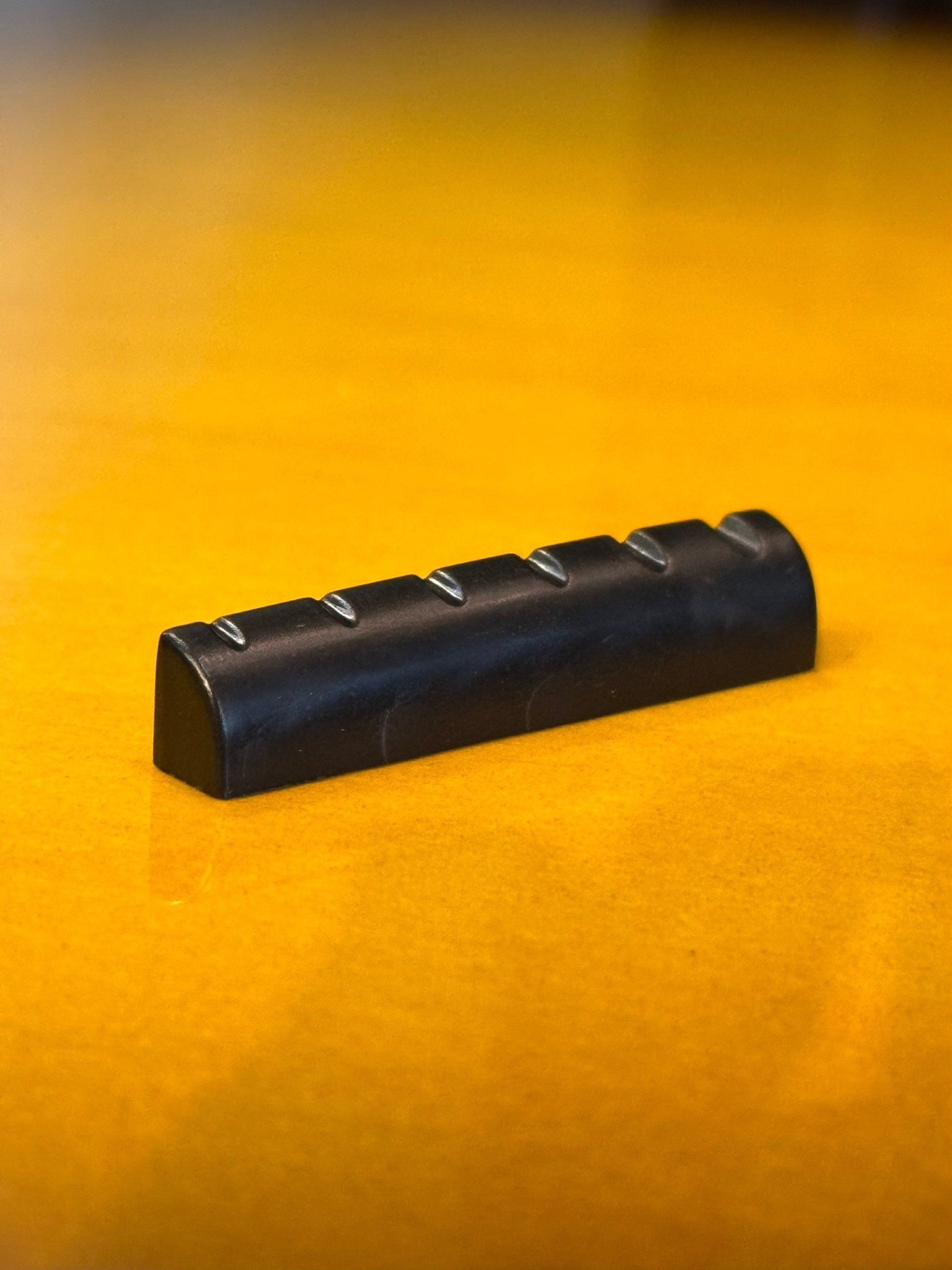 อุปกรณ์กีต้าร์ ชุดหมุดยึดสายกีต้าร์ 8 ชิ้น สีดำ 1 ชุด ทำจากวัสดุคุณภาพดี พร้อมของแถมฟรี ปิ๊ก 3 ชิ้น