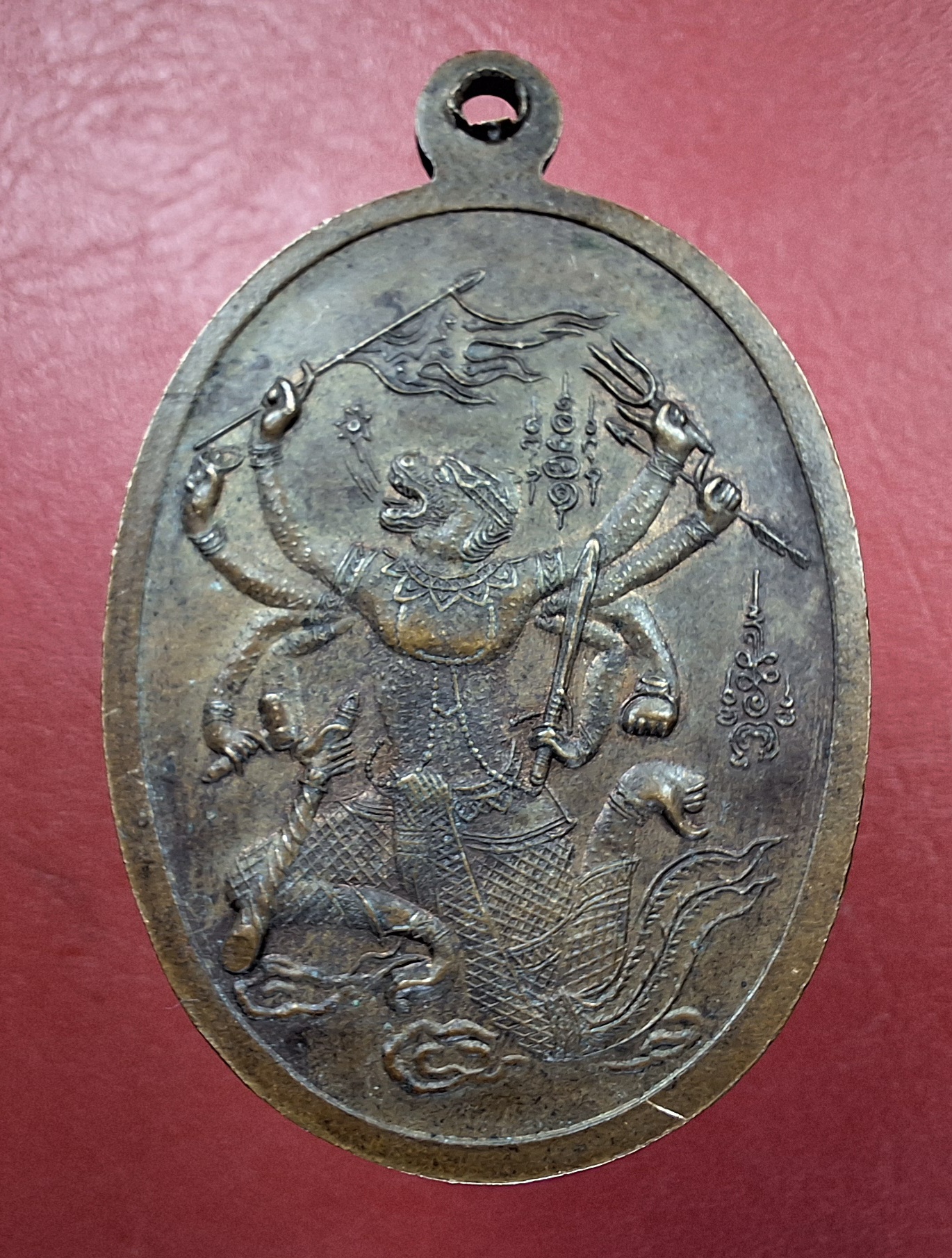 หลวงปู่วิเศษ วัดโบสถ์ จ.สมุทรสงคราม ไม้เท้าทอง ด้านหลังหนุมานเชิญธง ปี๒๕๓๙ เนื้อทองแดง(องค์ที่1)