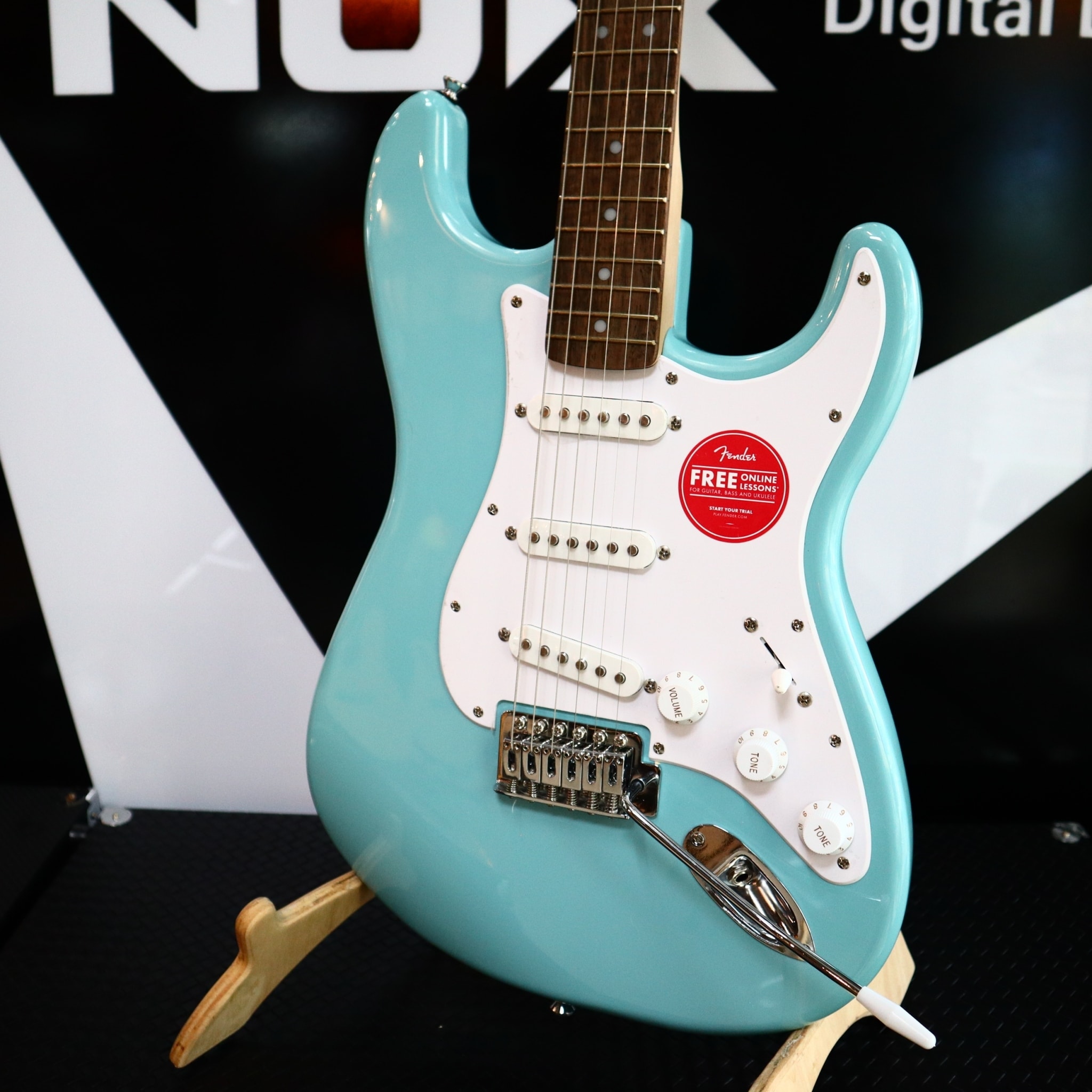 กีต้าร์ไฟฟ้า Squier Bullet SSS สีฟ้า
